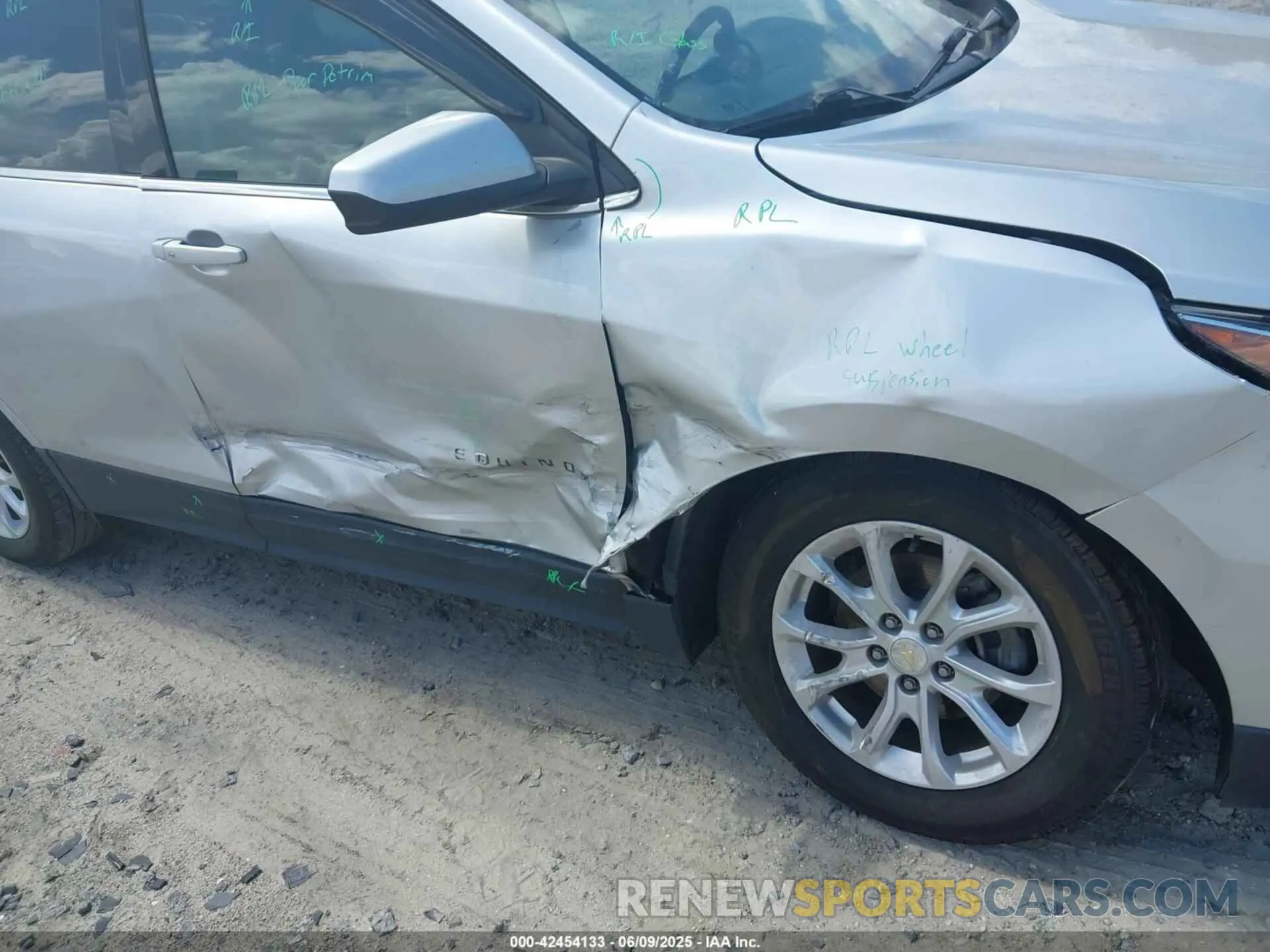 6 Photograph of a damaged car 3GNAXUEV0LS528184 CHEVROLET EQUINOX 2020