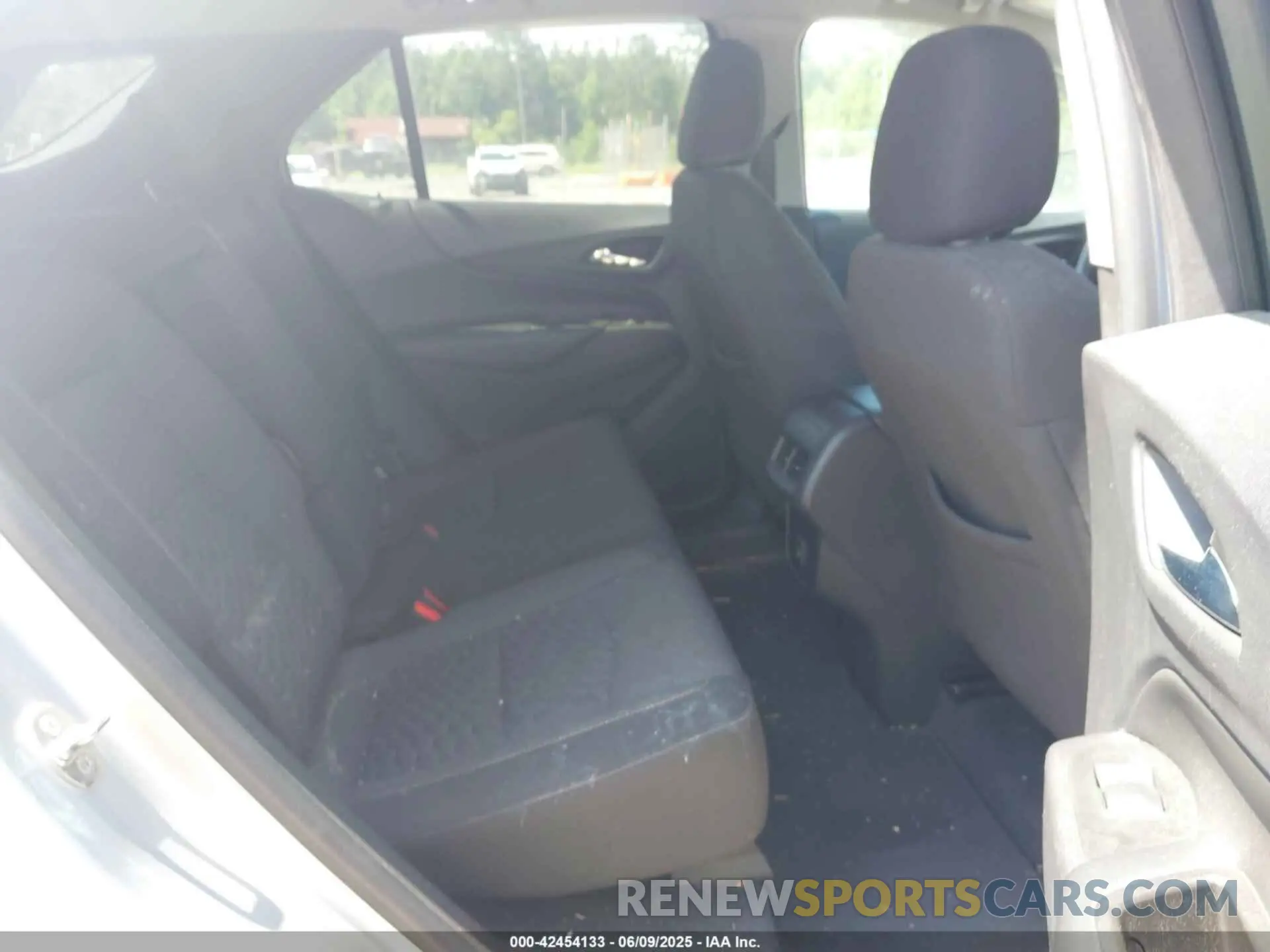 8 Photograph of a damaged car 3GNAXUEV0LS528184 CHEVROLET EQUINOX 2020