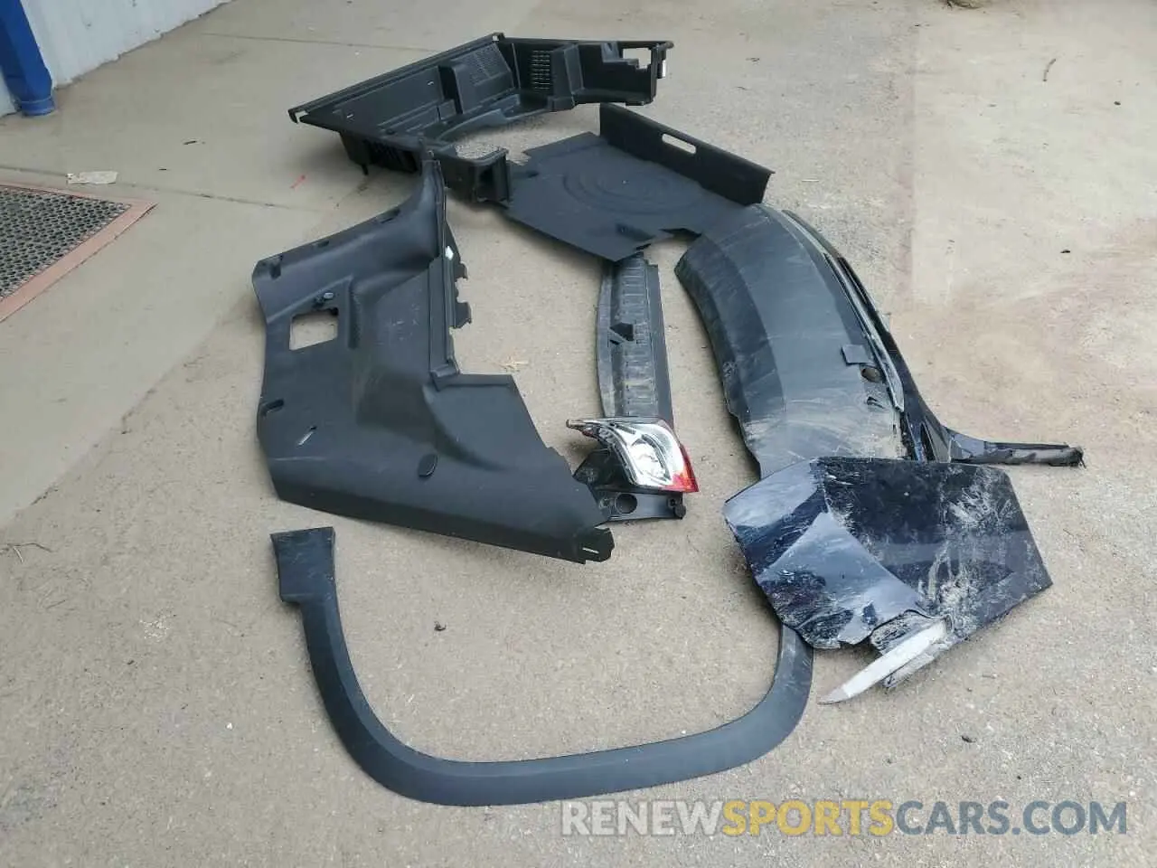 13 Photograph of a damaged car 3GNAXUEV2LS565981 CHEVROLET EQUINOX 2020