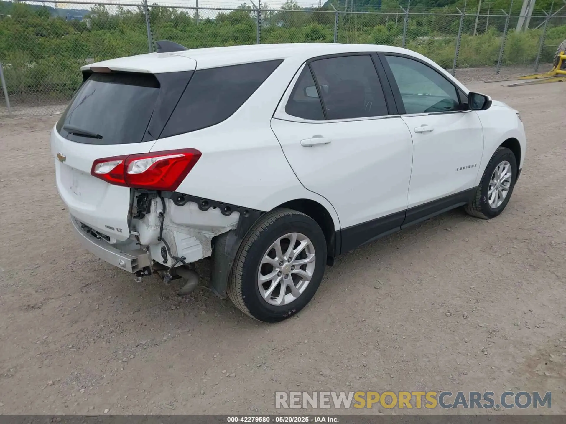 4 Photograph of a damaged car 3GNAXUEV3LS629106 CHEVROLET EQUINOX 2020