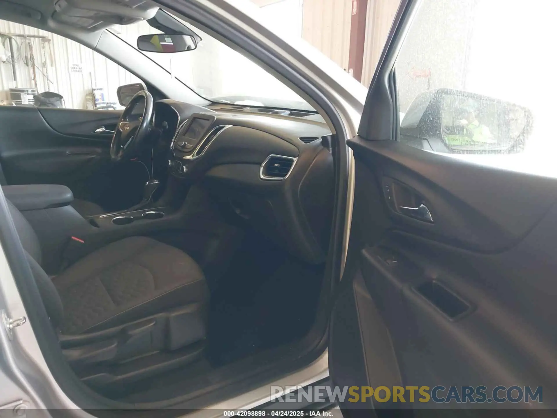 5 Photograph of a damaged car 3GNAXUEV4LS654225 CHEVROLET EQUINOX 2020