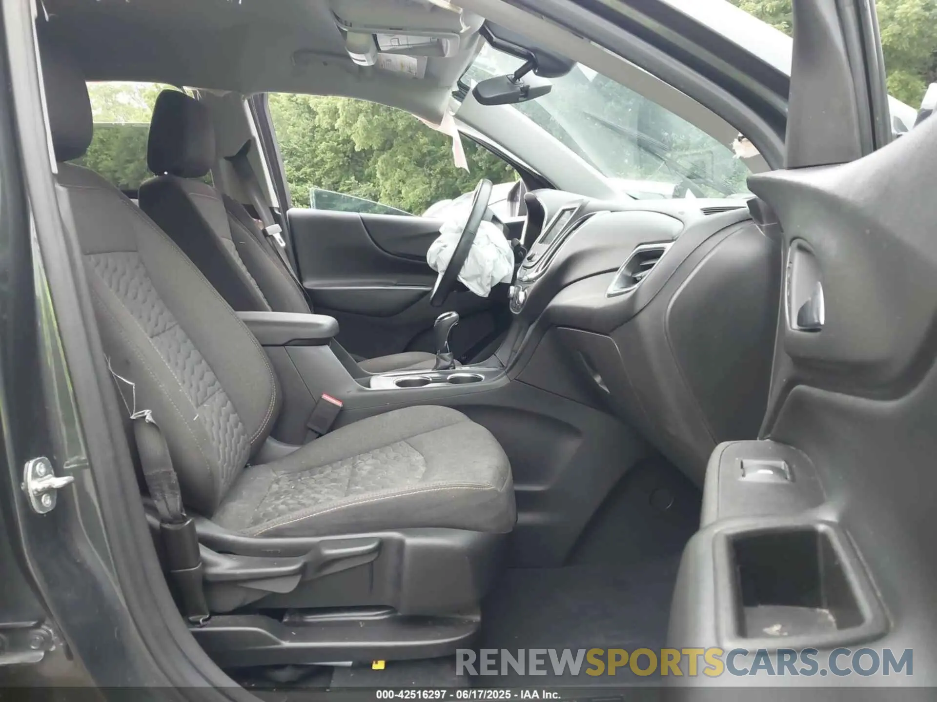 5 Photograph of a damaged car 3GNAXUEV6LS575140 CHEVROLET EQUINOX 2020