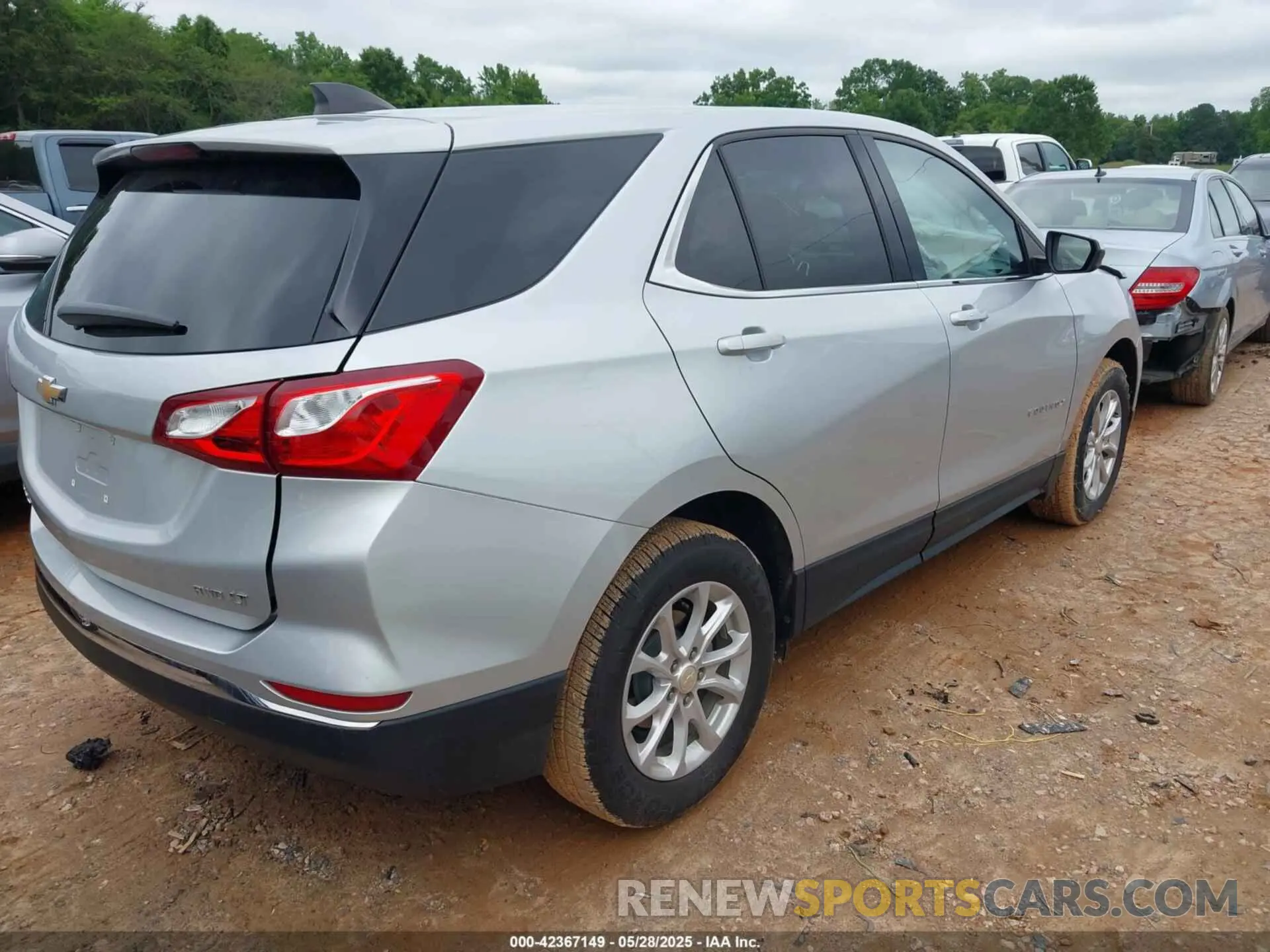 4 Photograph of a damaged car 3GNAXUEV8LS528563 CHEVROLET EQUINOX 2020