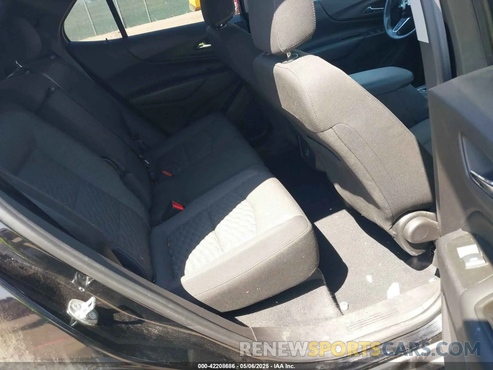 8 Photograph of a damaged car 3GNAXUEVXLL267186 CHEVROLET EQUINOX 2020
