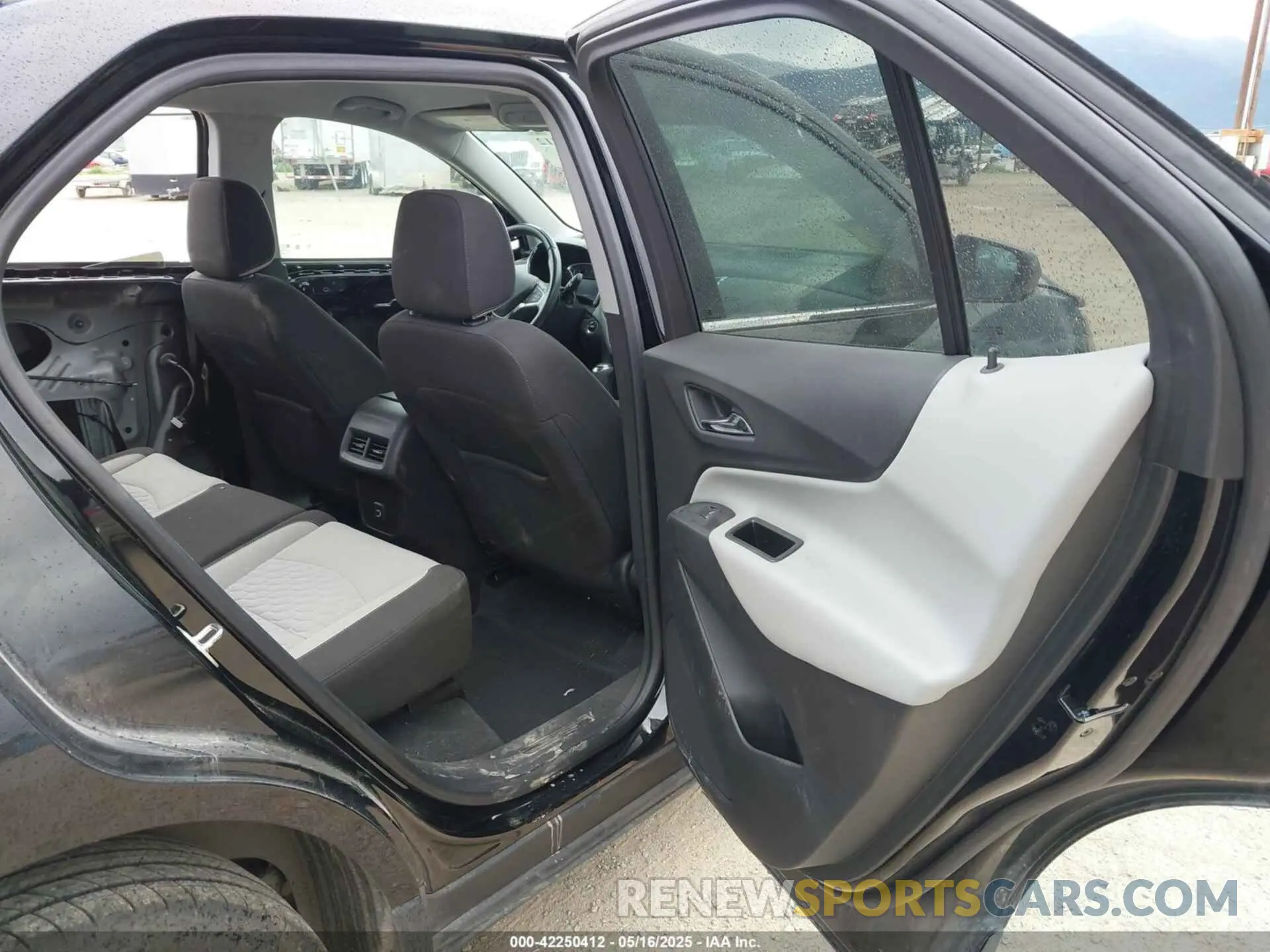 8 Photograph of a damaged car 3GNAXUEVXLL336801 CHEVROLET EQUINOX 2020