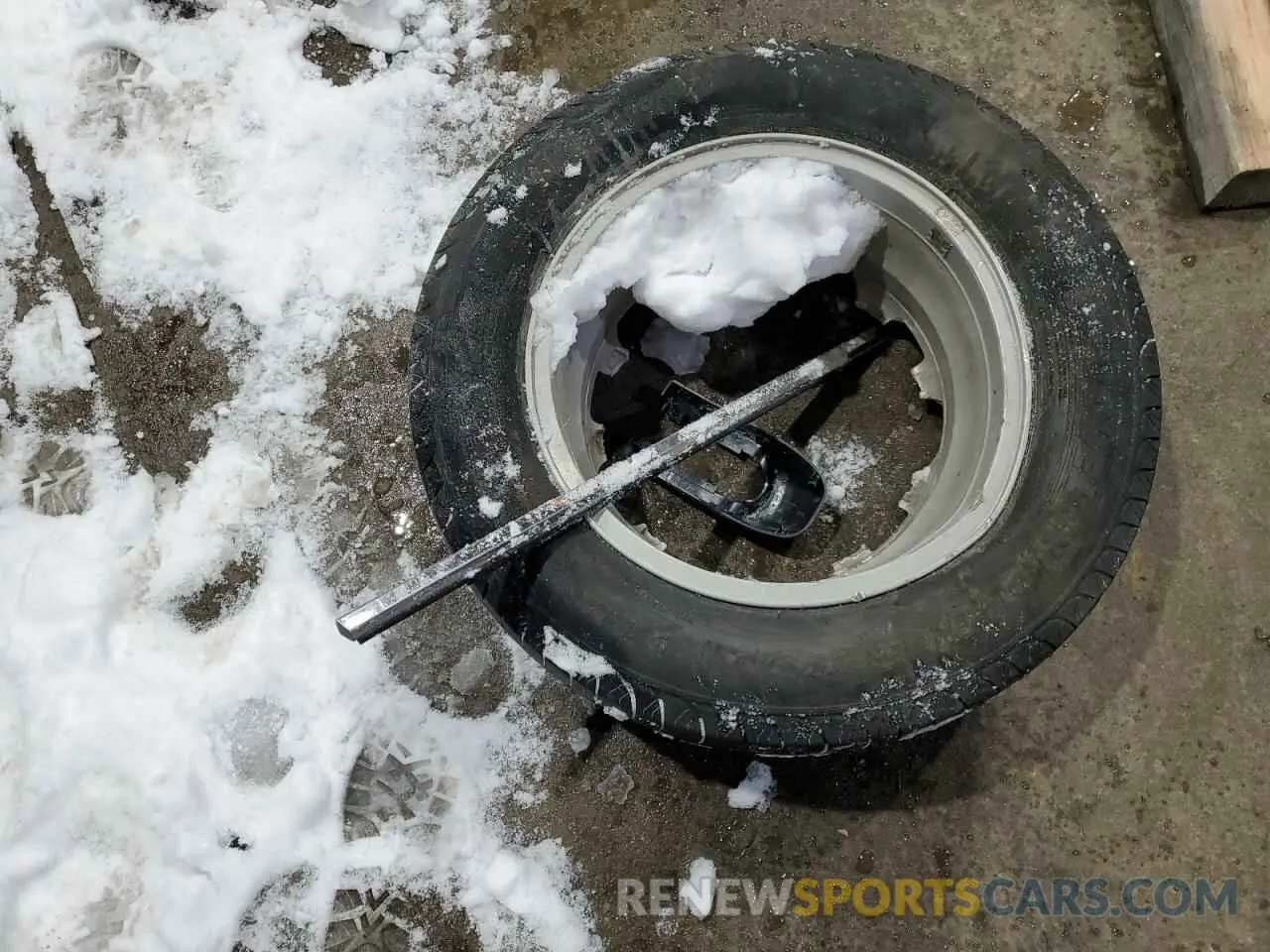 13 Photograph of a damaged car 3GNAXUEVXLS709633 CHEVROLET EQUINOX 2020