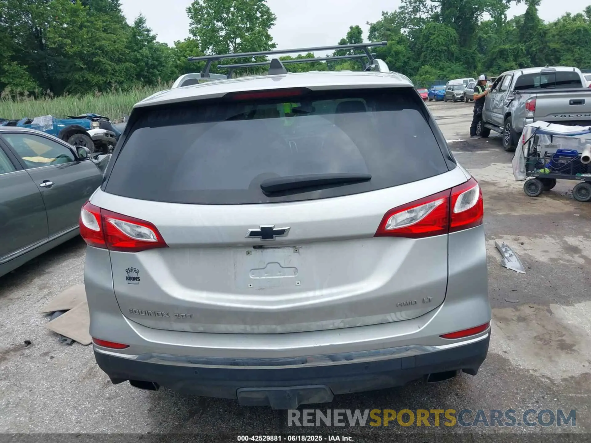 17 Photograph of a damaged car 3GNAXVEX3LS733926 CHEVROLET EQUINOX 2020