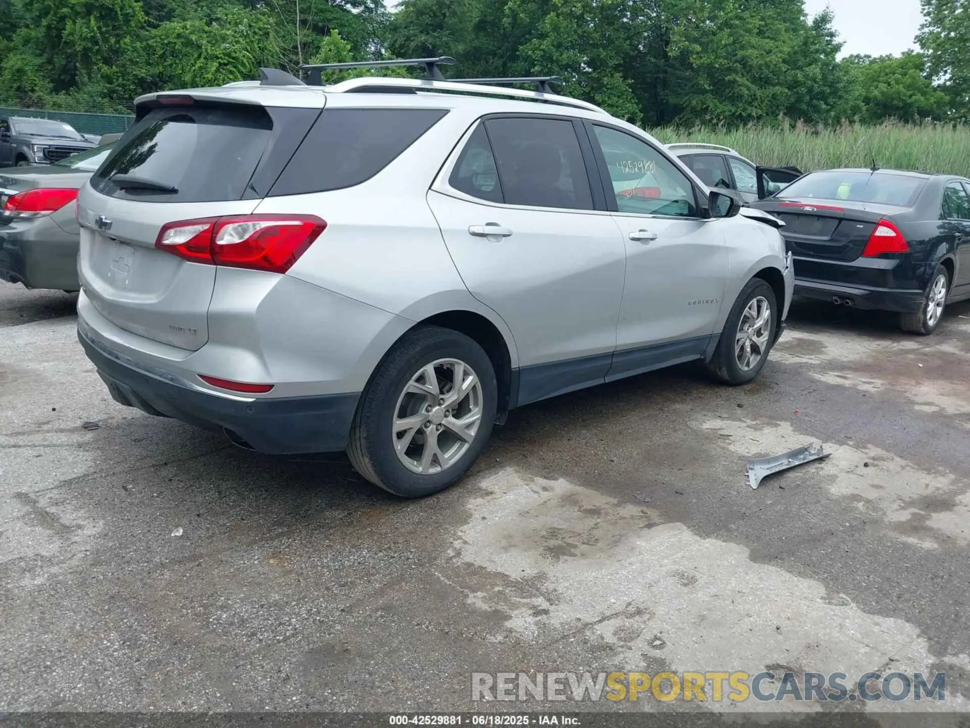 4 Photograph of a damaged car 3GNAXVEX3LS733926 CHEVROLET EQUINOX 2020