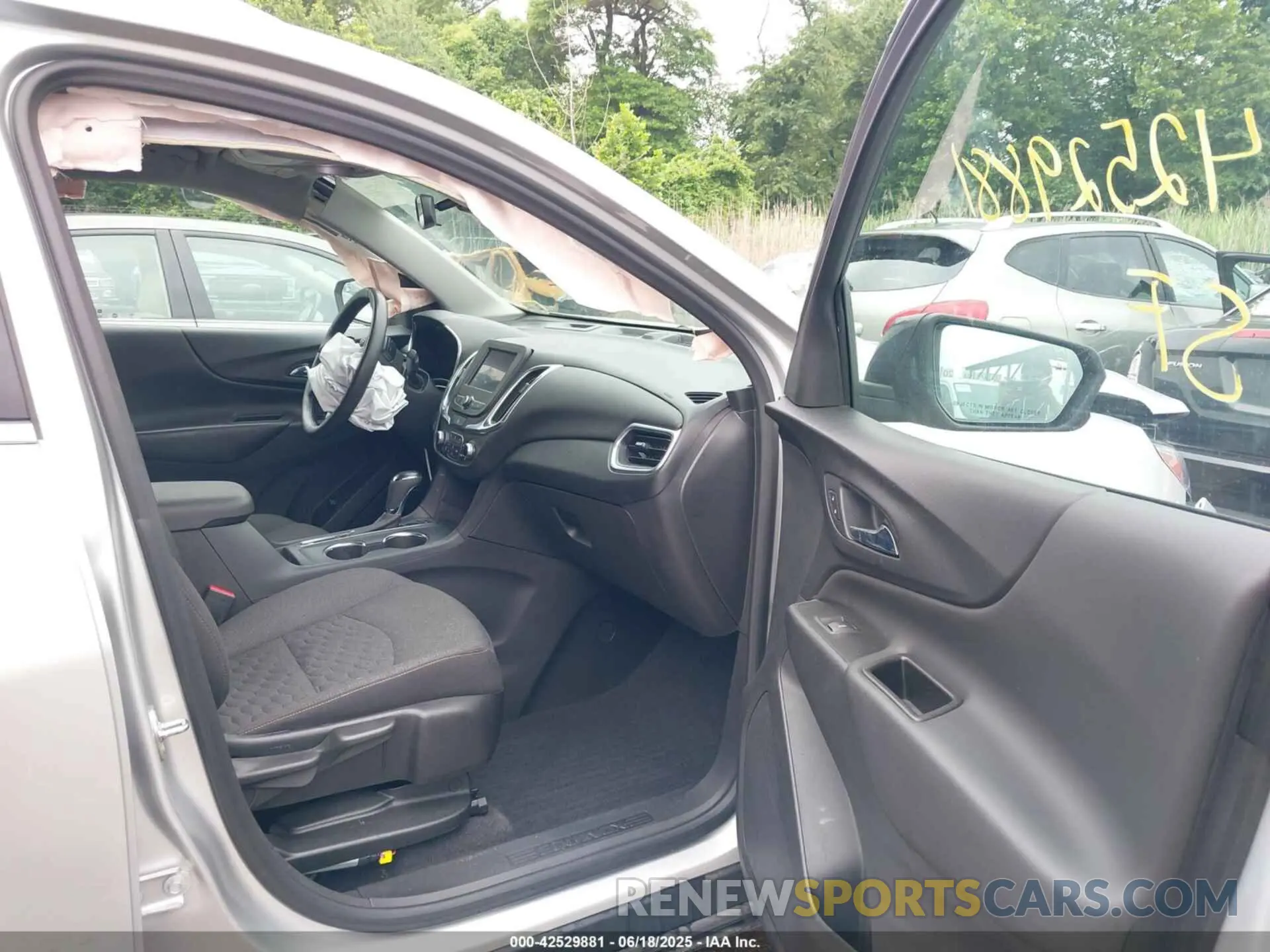 5 Photograph of a damaged car 3GNAXVEX3LS733926 CHEVROLET EQUINOX 2020