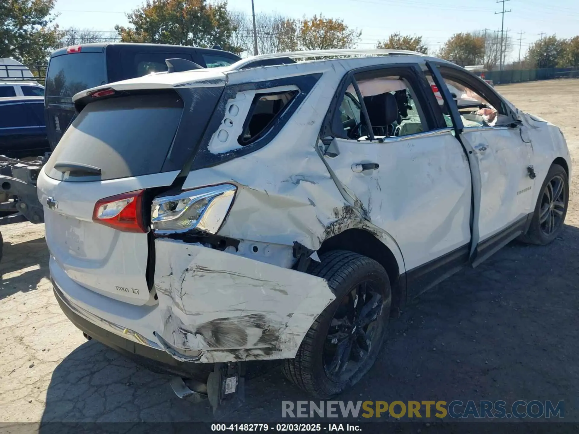 4 Photograph of a damaged car 3GNAXVEX7LS731225 CHEVROLET EQUINOX 2020