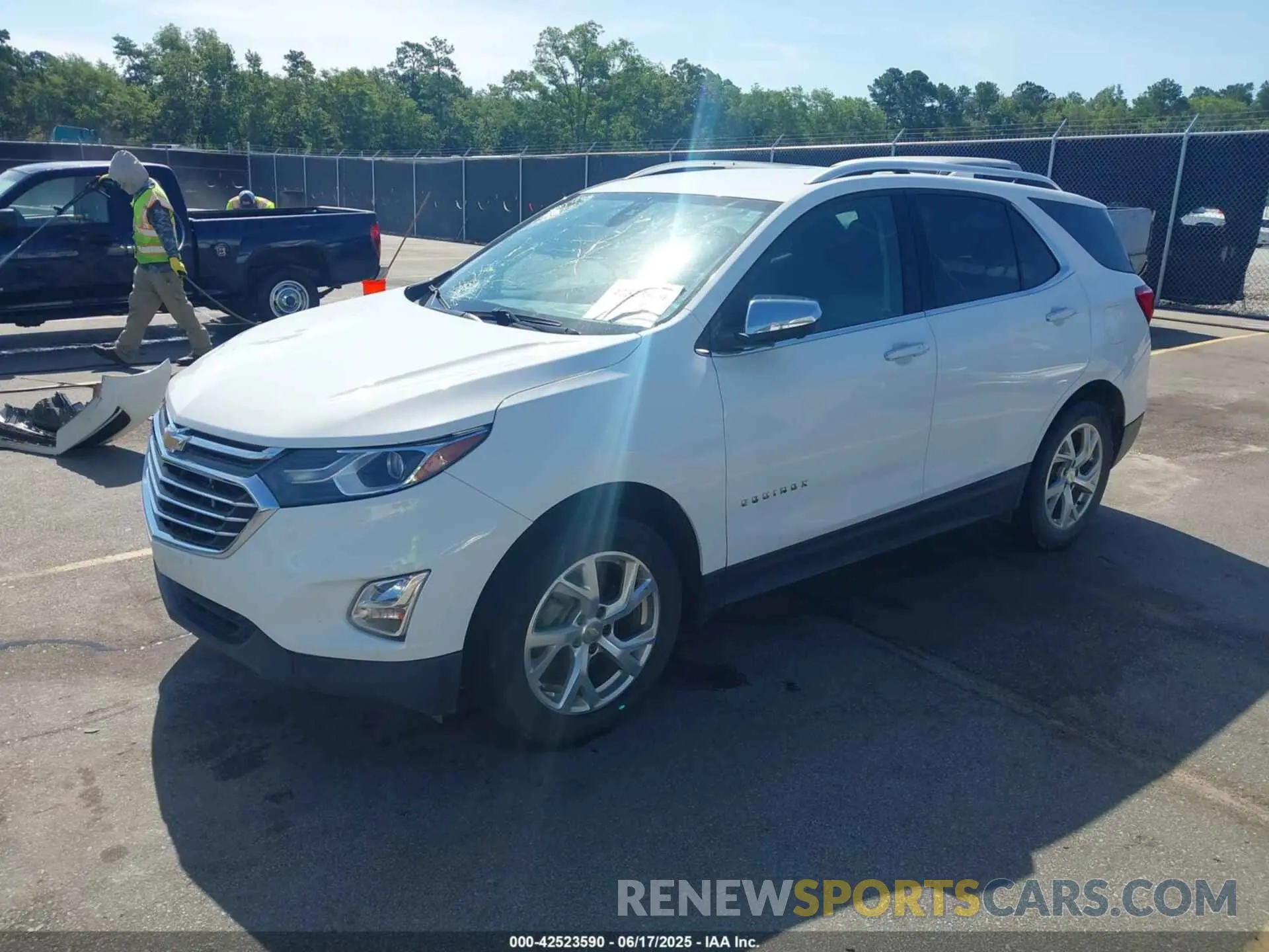 2 Photograph of a damaged car 3GNAXXEV1LS635312 CHEVROLET EQUINOX 2020