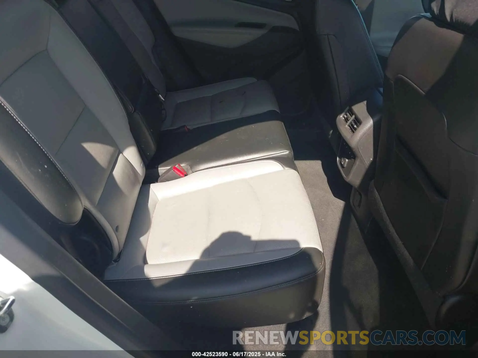 8 Photograph of a damaged car 3GNAXXEV1LS635312 CHEVROLET EQUINOX 2020