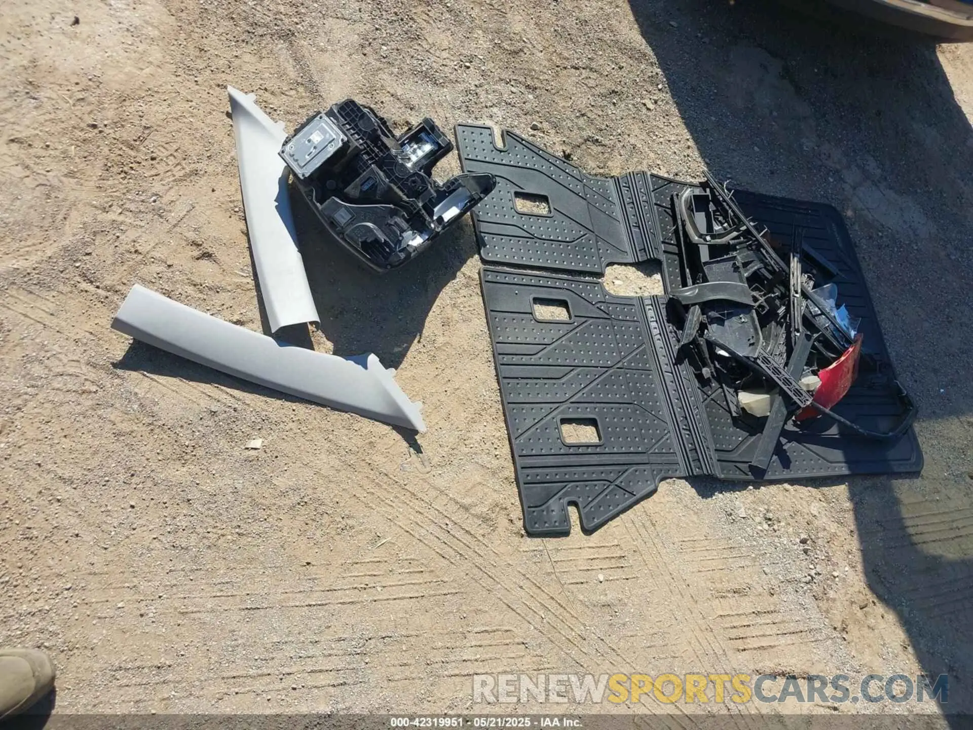 12 Photograph of a damaged car 02GNAXKEV3M612957 CHEVROLET EQUINOX 2021