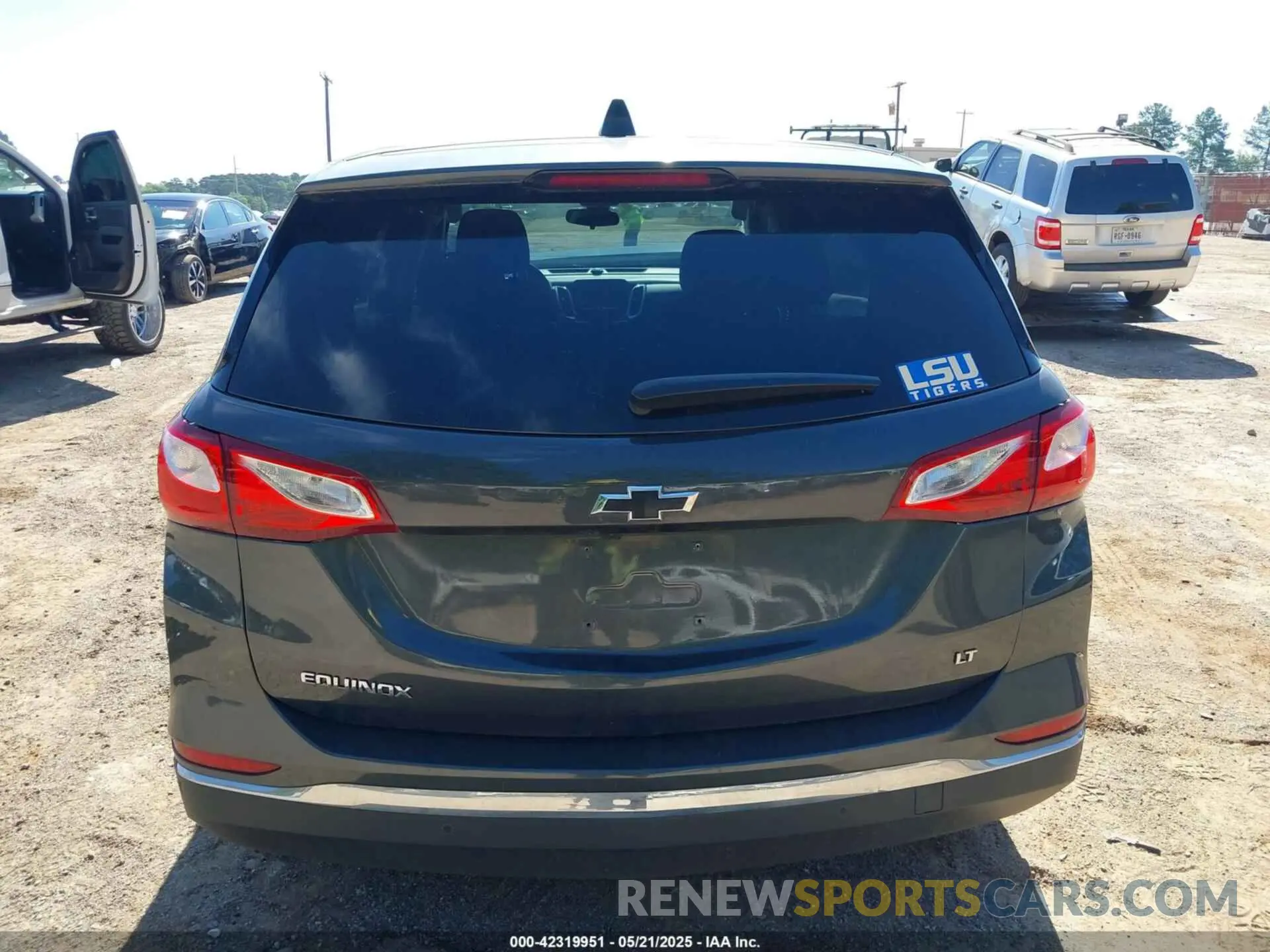 17 Photograph of a damaged car 02GNAXKEV3M612957 CHEVROLET EQUINOX 2021