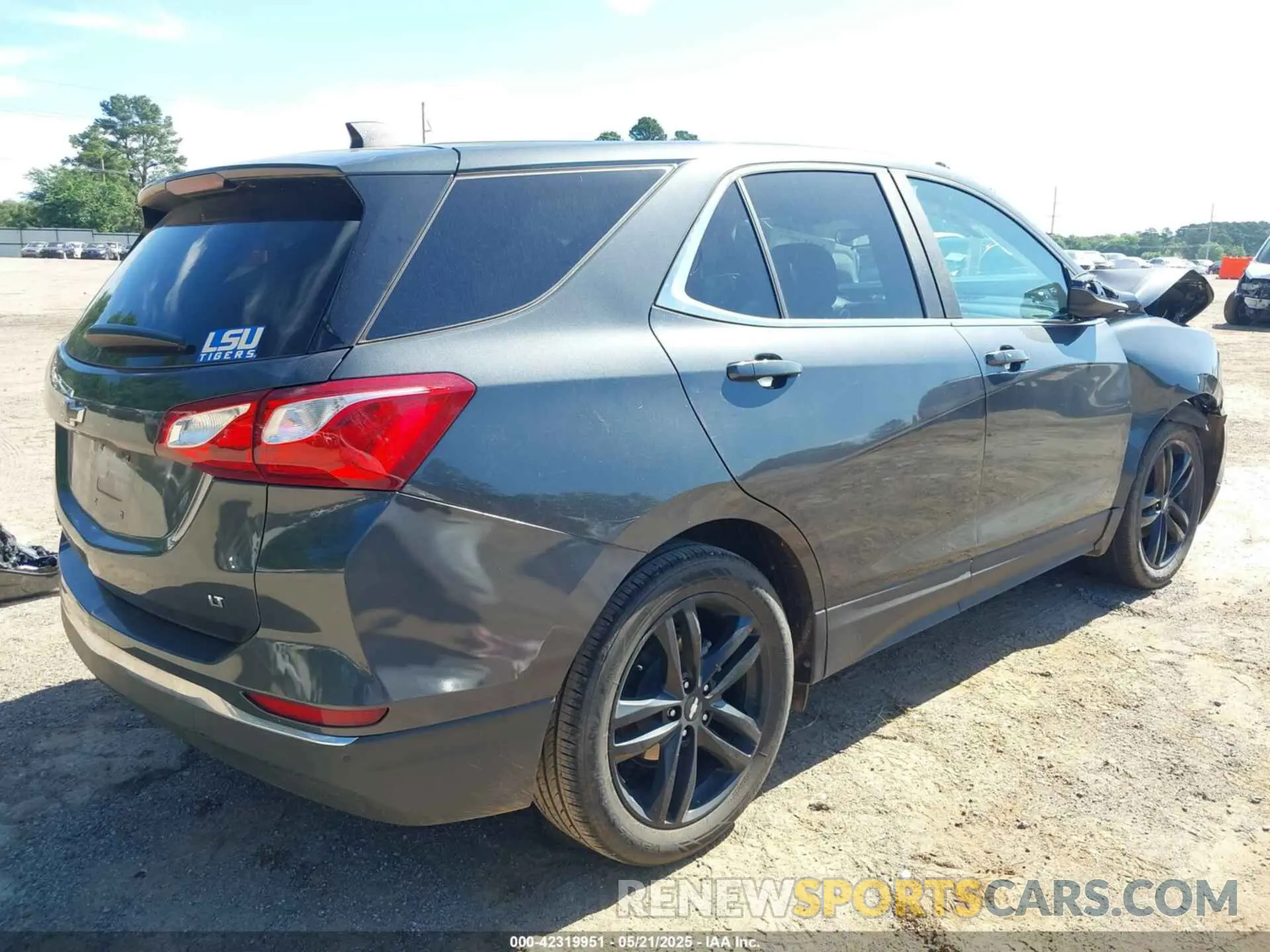 4 Photograph of a damaged car 02GNAXKEV3M612957 CHEVROLET EQUINOX 2021