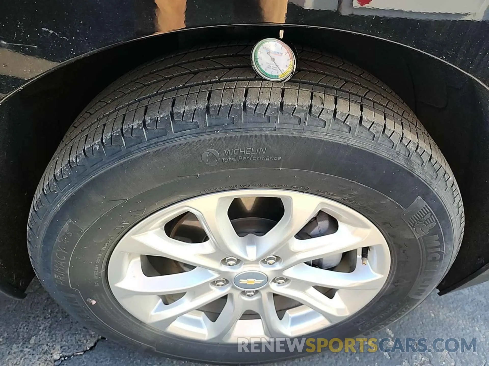 24 Photograph of a damaged car 2GNAXFEV5M6142923 CHEVROLET EQUINOX 2021