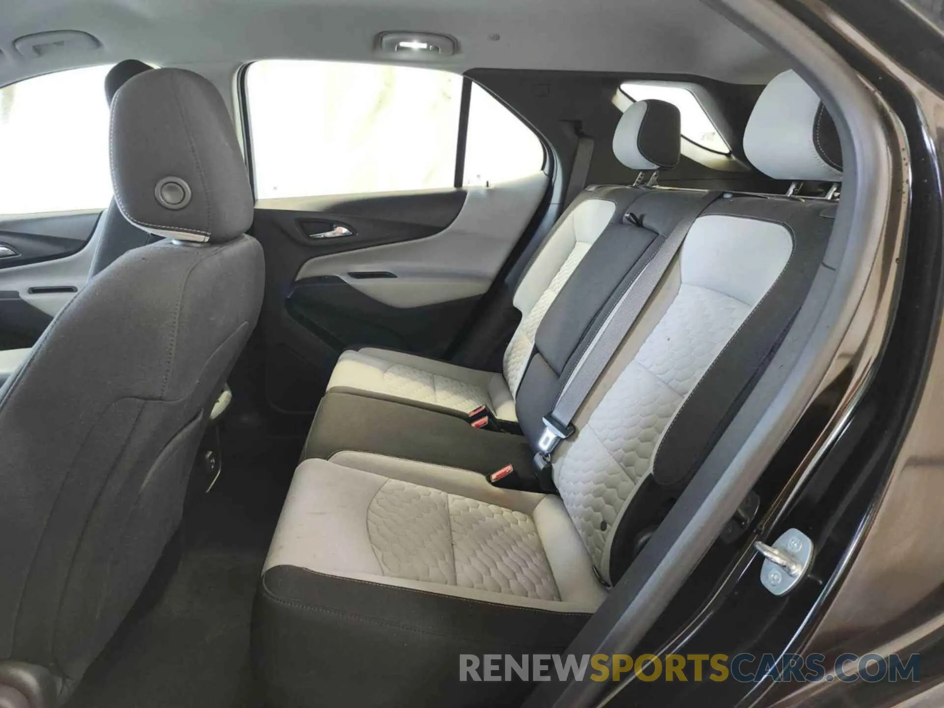 9 Photograph of a damaged car 2GNAXFEV5M6142923 CHEVROLET EQUINOX 2021