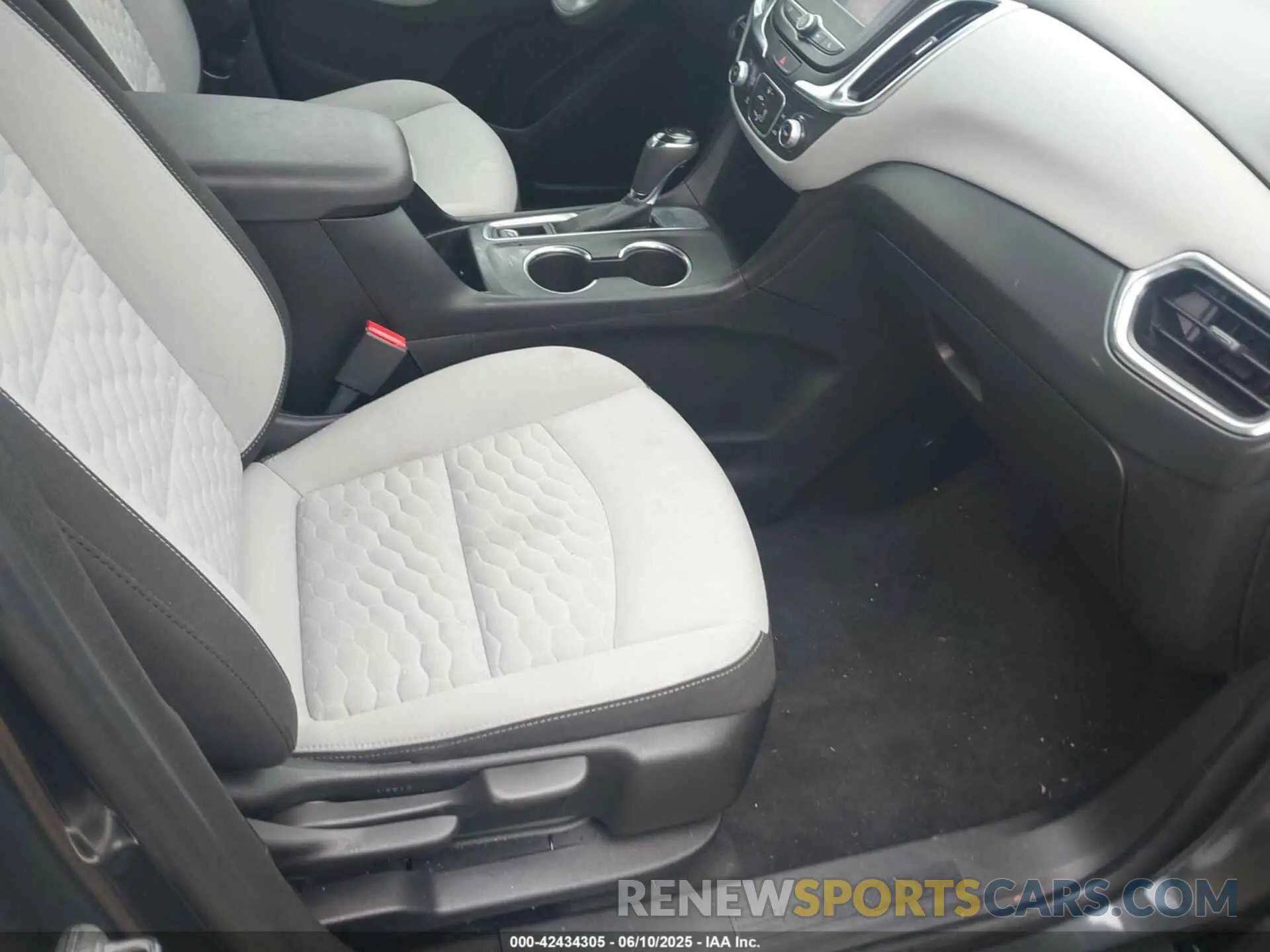 5 Photograph of a damaged car 2GNAXHEV1M6105587 CHEVROLET EQUINOX 2021
