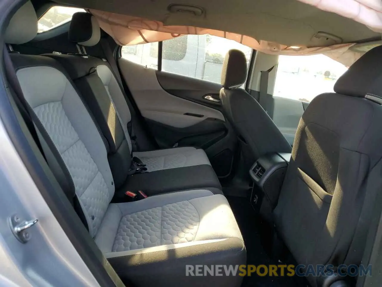 11 Photograph of a damaged car 2GNAXHEV1M6160976 CHEVROLET EQUINOX 2021