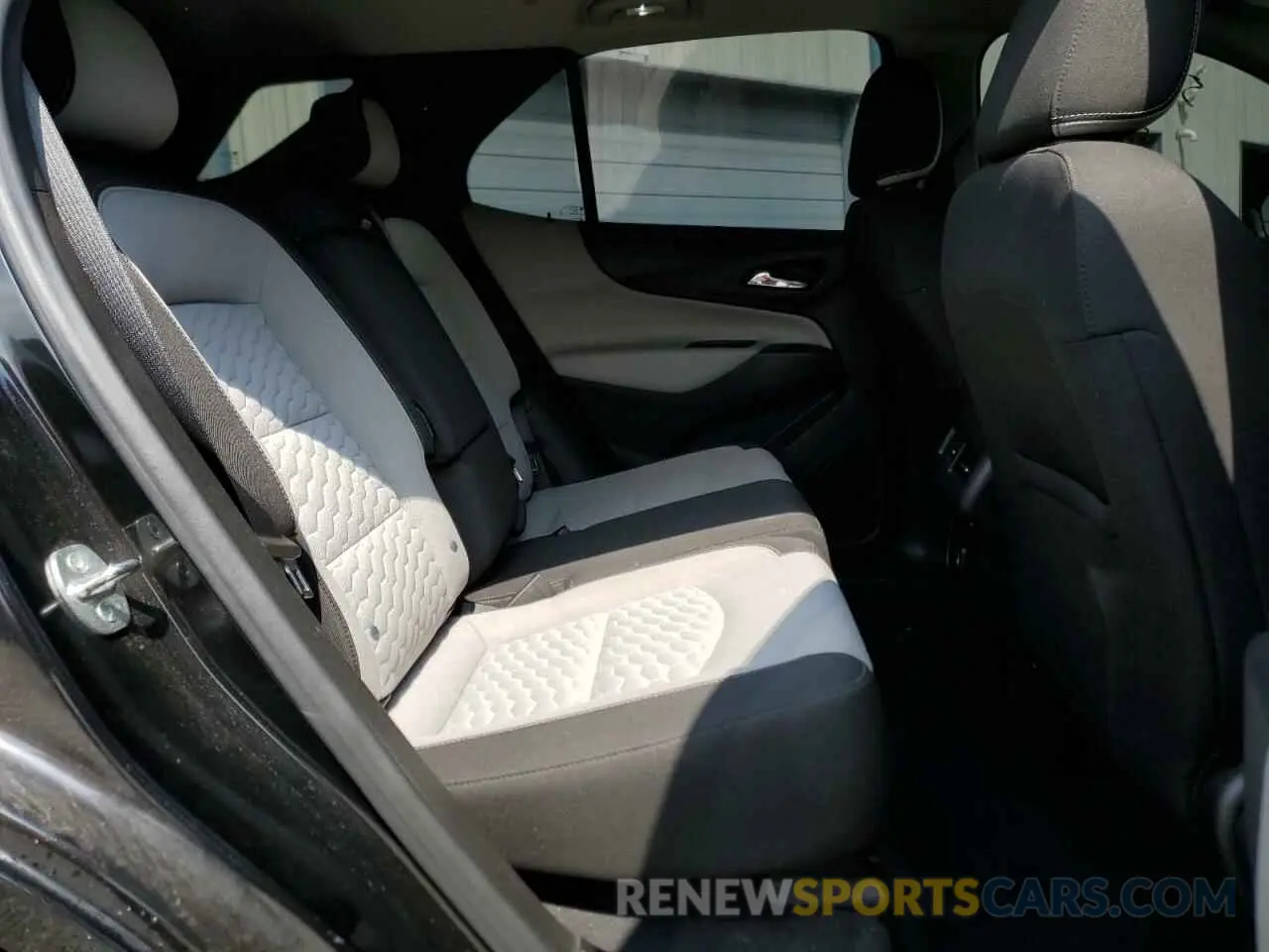 11 Photograph of a damaged car 2GNAXHEV2M6103976 CHEVROLET EQUINOX 2021