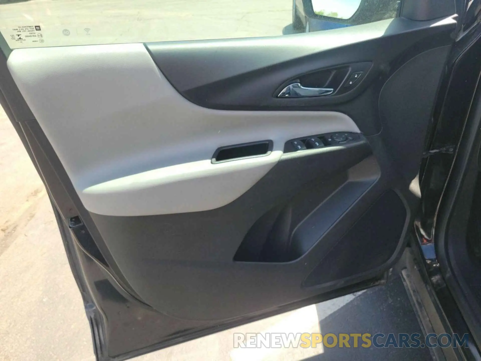 28 Photograph of a damaged car 2GNAXHEV2M6116582 CHEVROLET EQUINOX 2021