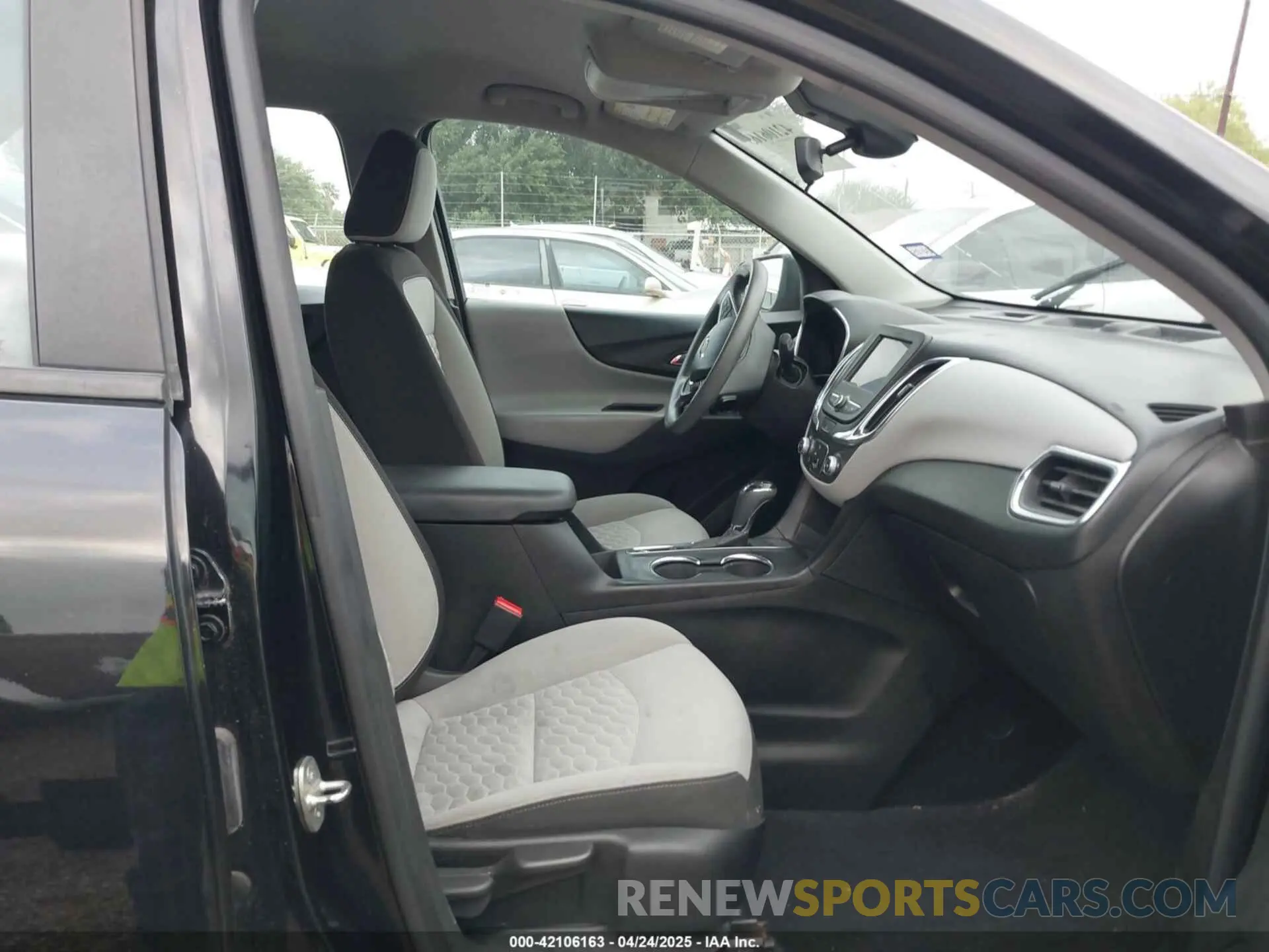 5 Photograph of a damaged car 2GNAXHEV4M6115286 CHEVROLET EQUINOX 2021