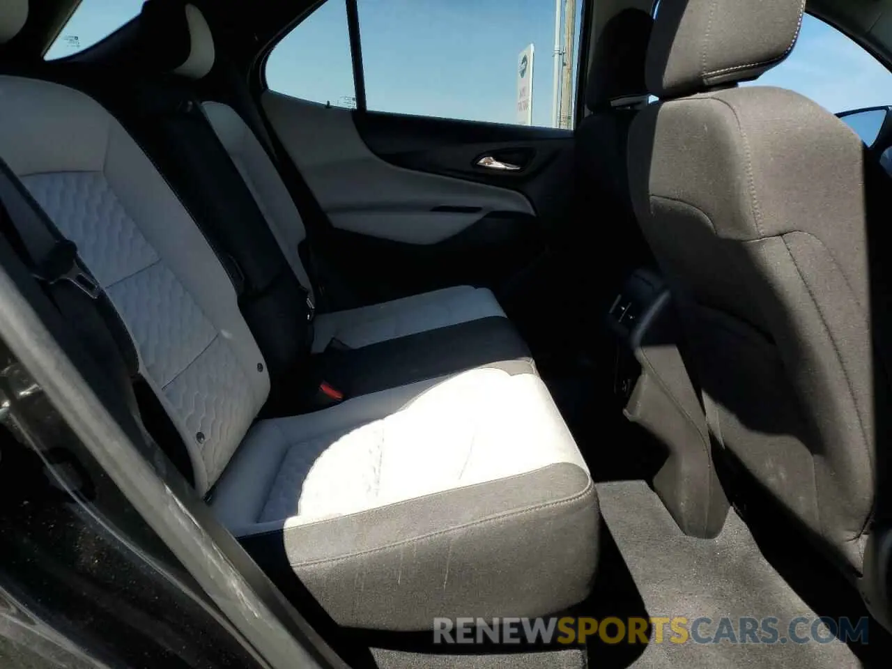 11 Photograph of a damaged car 2GNAXHEV4M6124408 CHEVROLET EQUINOX 2021