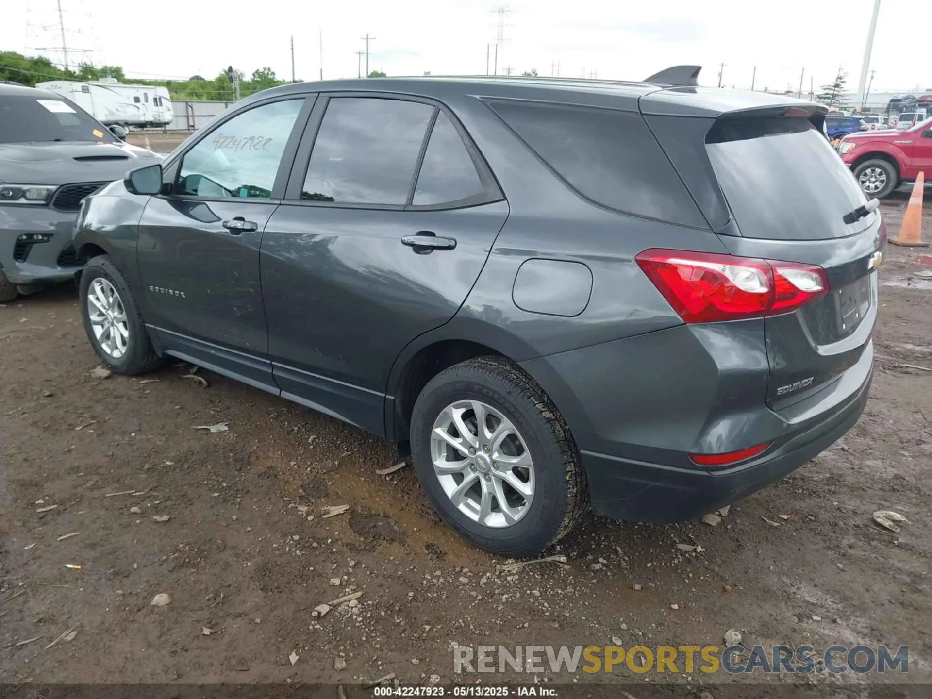 3 Photograph of a damaged car 2GNAXHEV7M6108543 CHEVROLET EQUINOX 2021