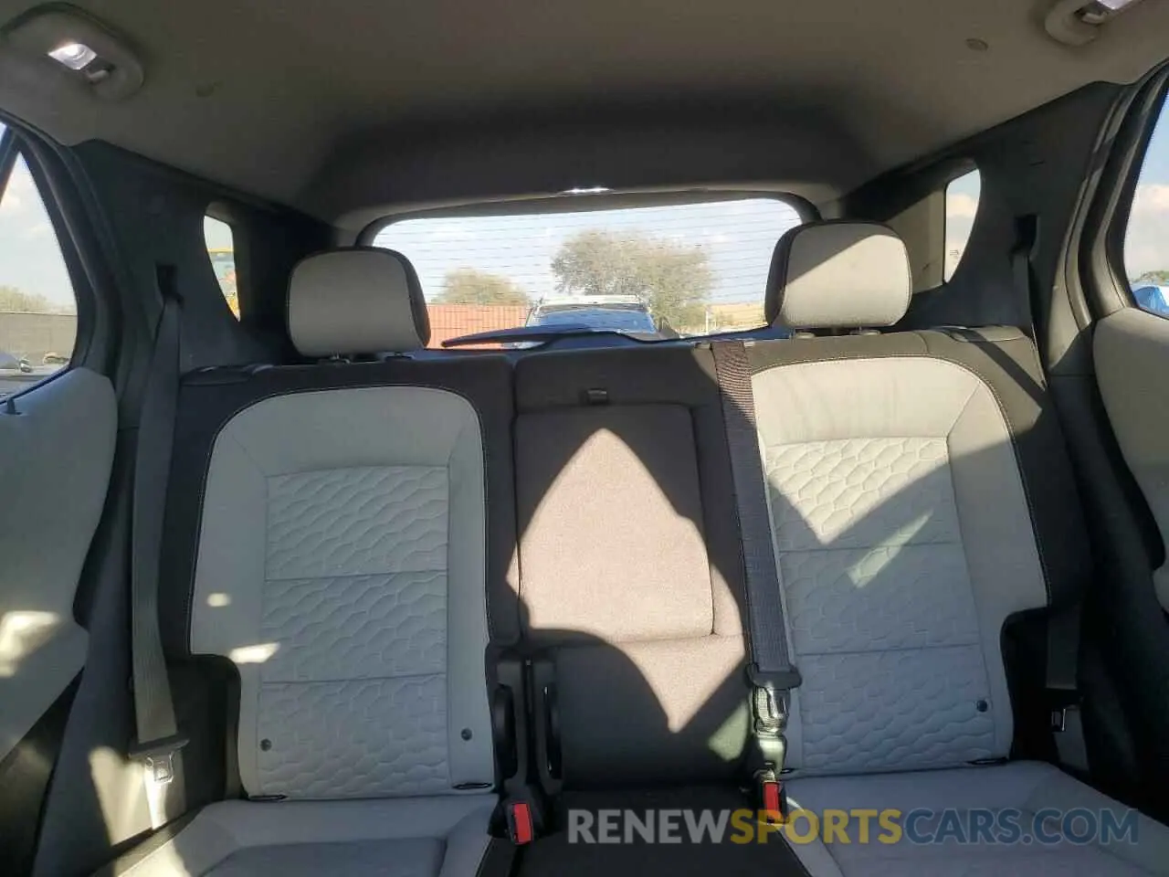 10 Photograph of a damaged car 2GNAXHEV7M6113614 CHEVROLET EQUINOX 2021