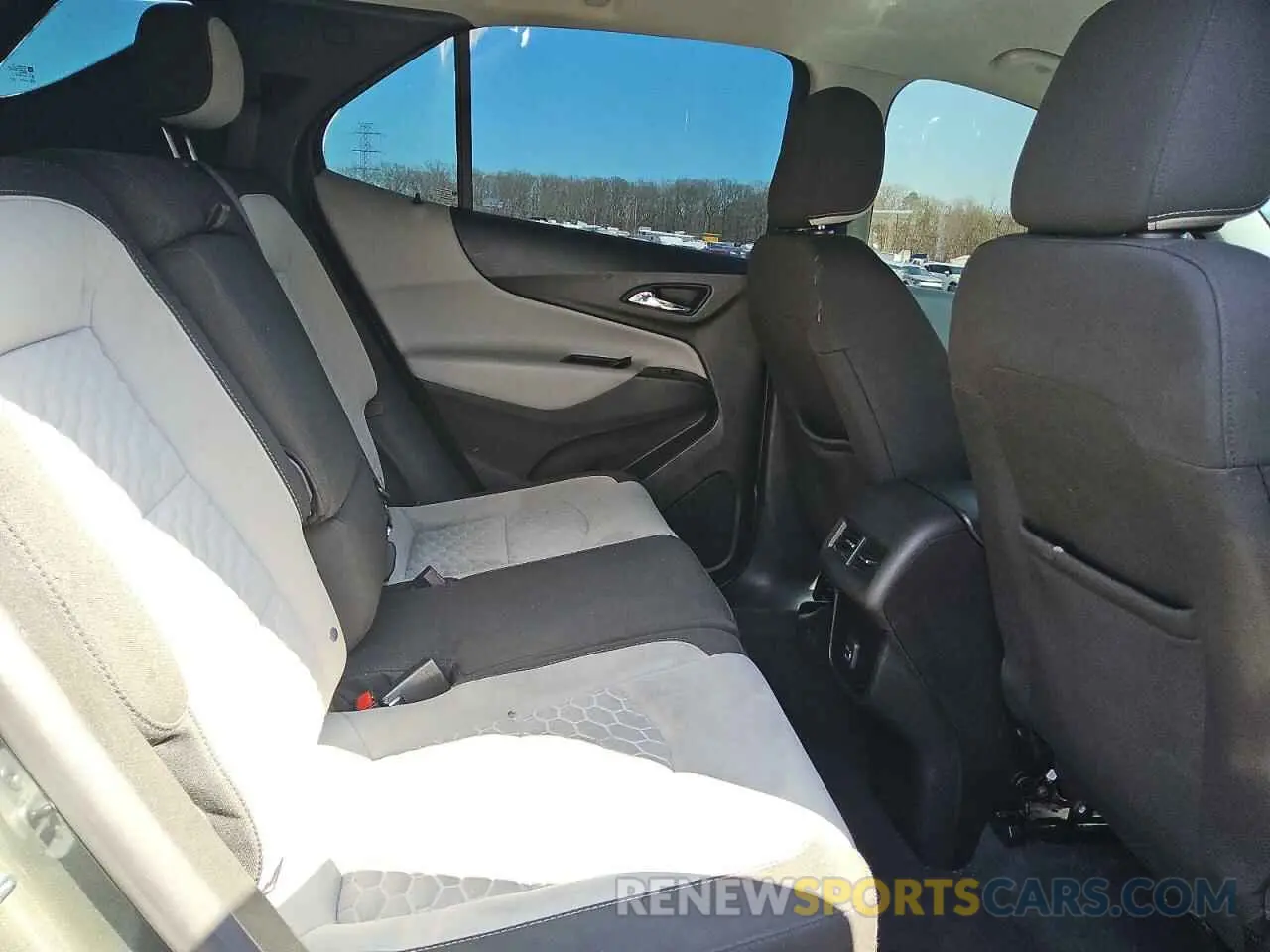 11 Photograph of a damaged car 2GNAXHEV7M6142644 CHEVROLET EQUINOX 2021