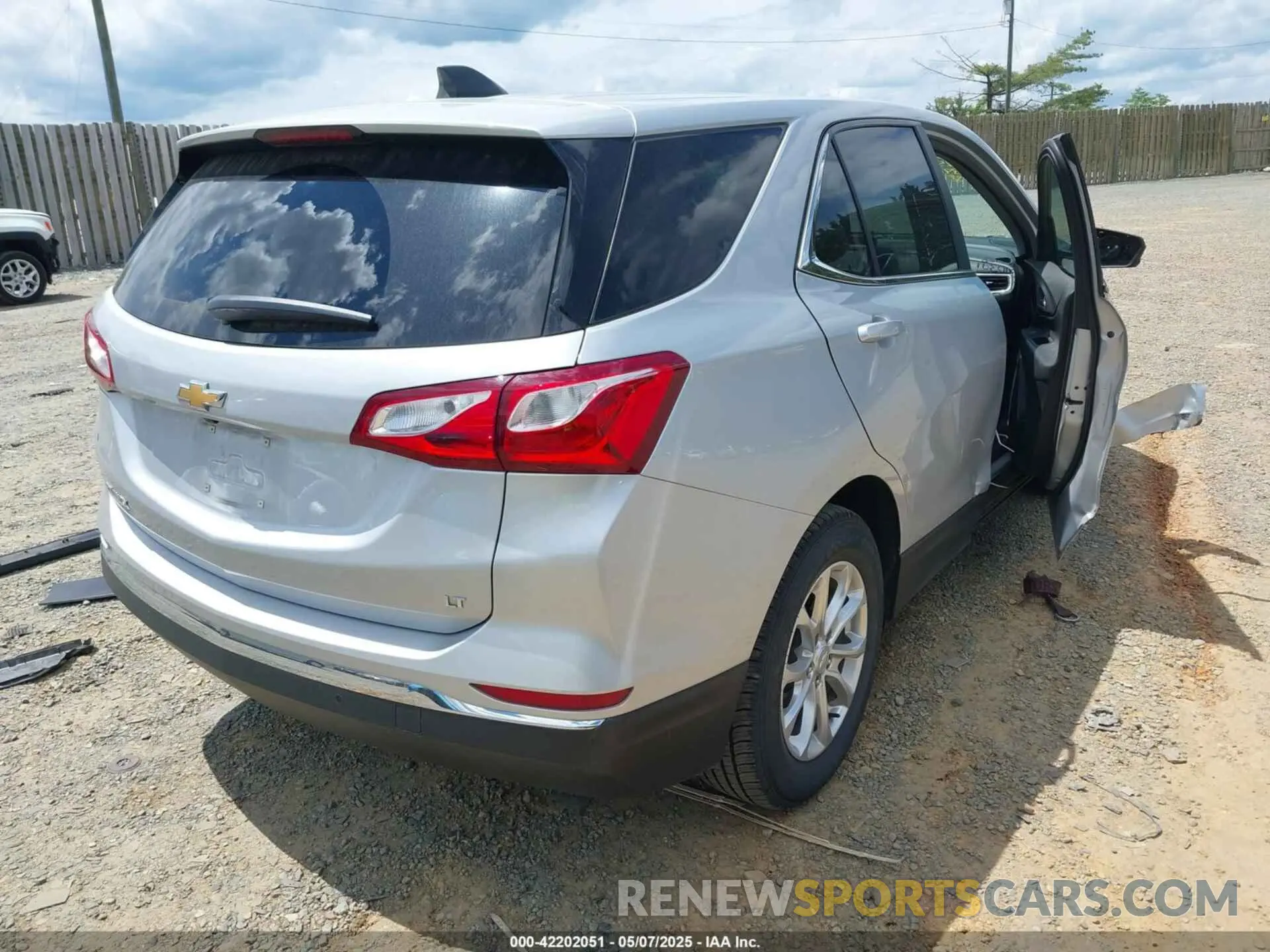 4 Photograph of a damaged car 2GNAXJEV0M6162158 CHEVROLET EQUINOX 2021
