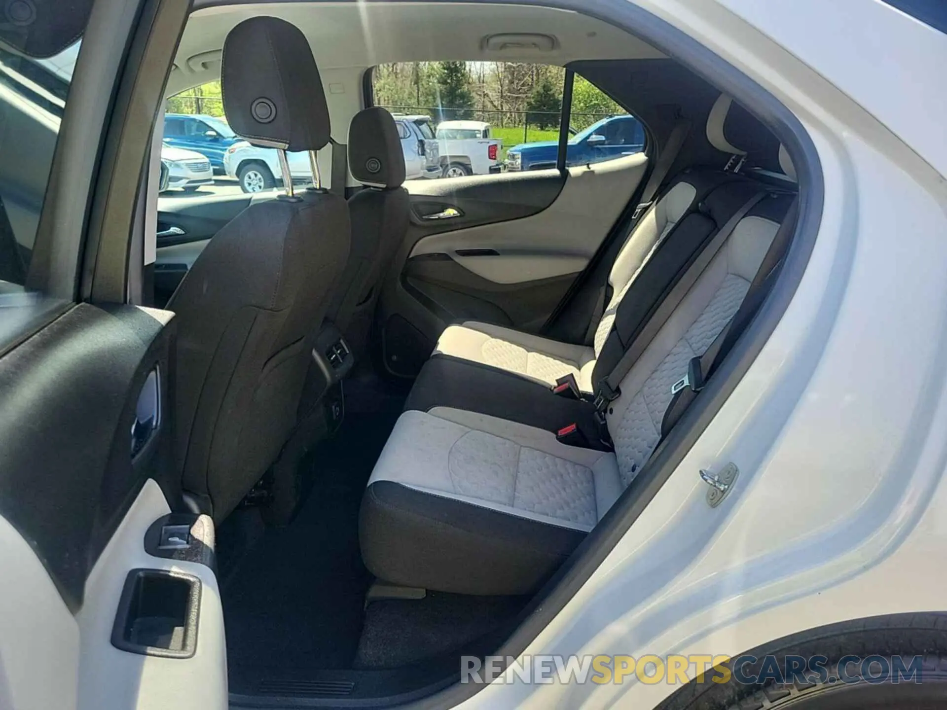 4 Photograph of a damaged car 2GNAXJEV1M6104060 CHEVROLET EQUINOX 2021