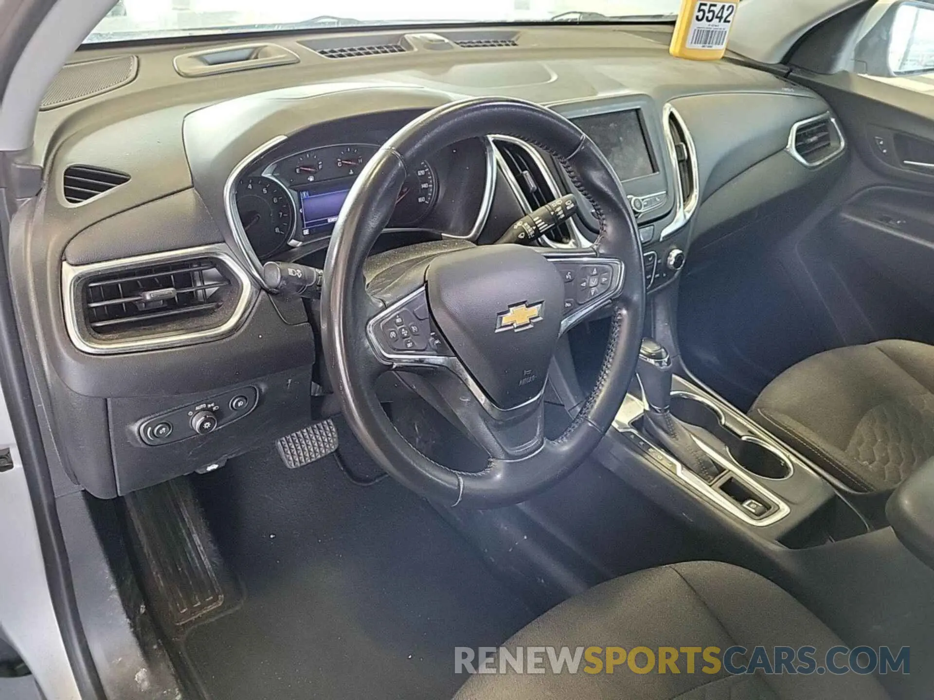 29 Photograph of a damaged car 2GNAXJEV6M6105480 CHEVROLET EQUINOX 2021