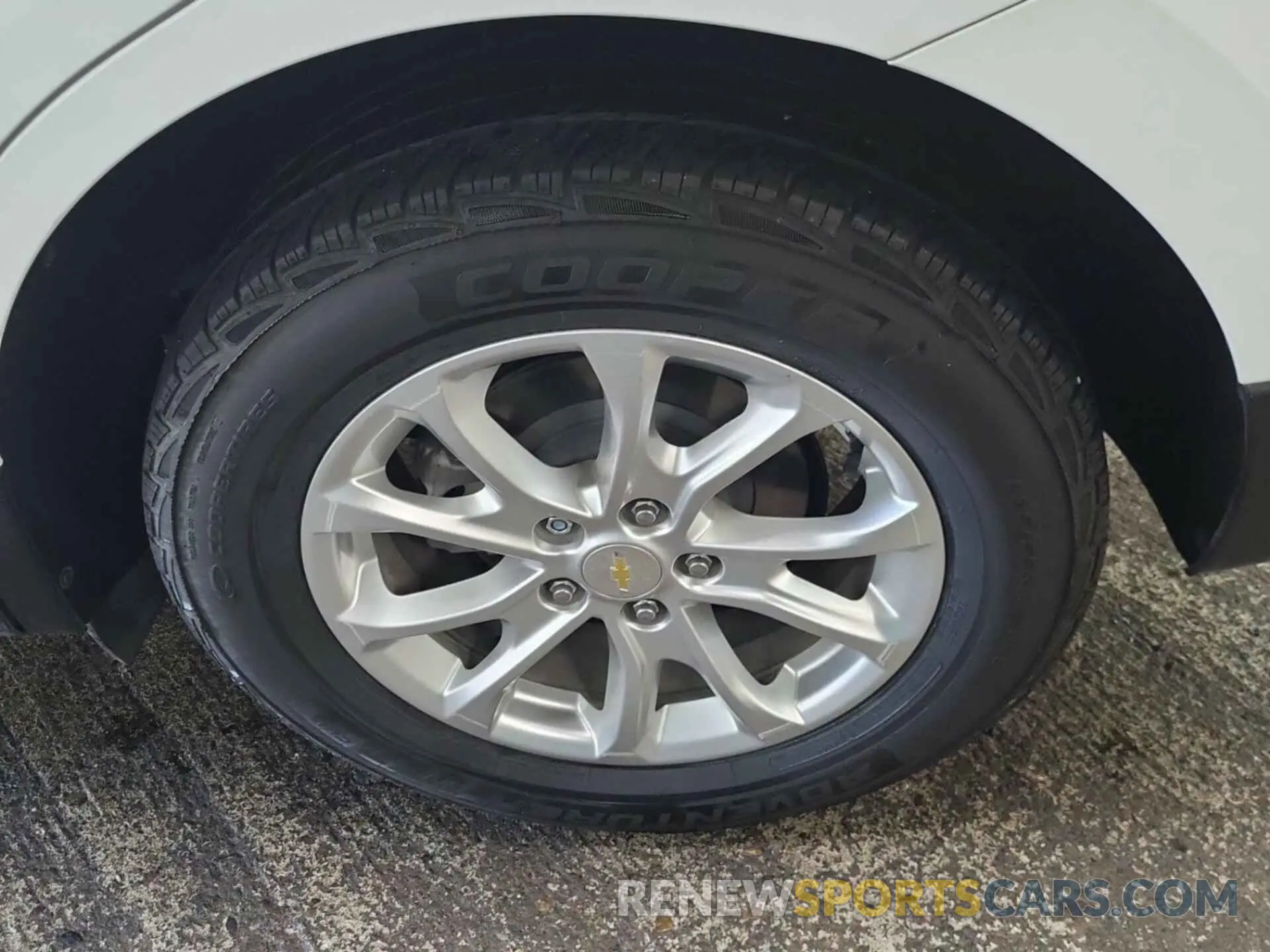 33 Photograph of a damaged car 2GNAXJEV7M6107724 CHEVROLET EQUINOX 2021