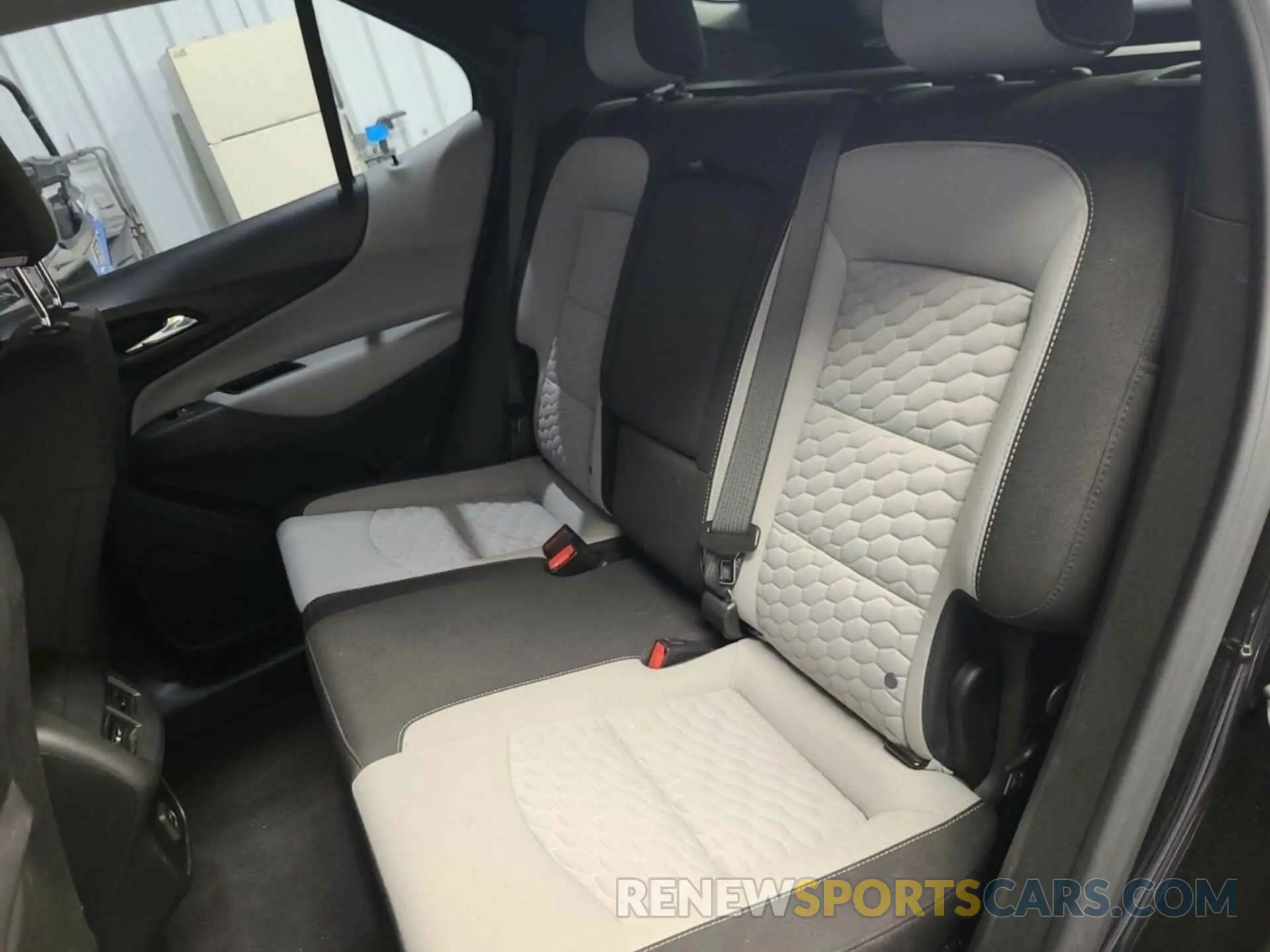 18 Photograph of a damaged car 2GNAXJEV7M6108470 CHEVROLET EQUINOX 2021