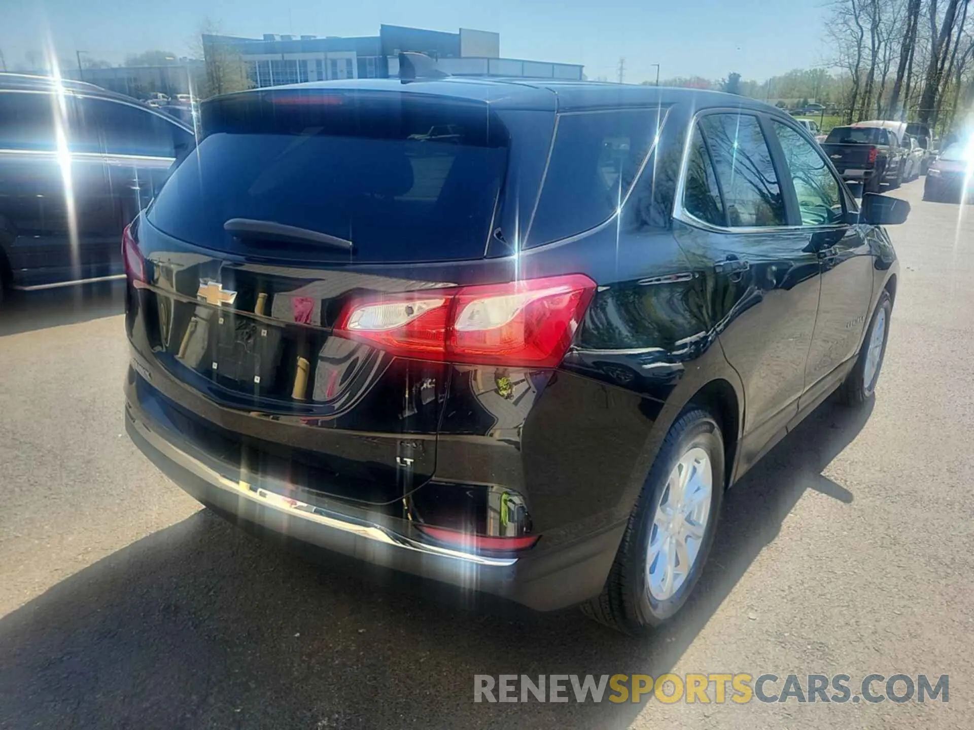 18 Photograph of a damaged car 2GNAXJEV9M6104226 CHEVROLET EQUINOX 2021