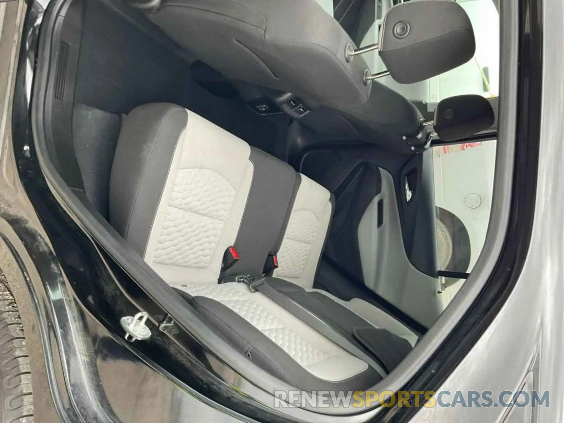 19 Photograph of a damaged car 2GNAXJEVXM6106194 CHEVROLET EQUINOX 2021