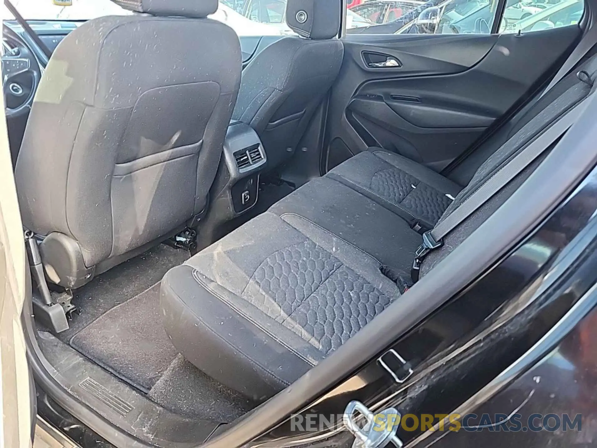 24 Photograph of a damaged car 2GNAXJEVXM6106910 CHEVROLET EQUINOX 2021