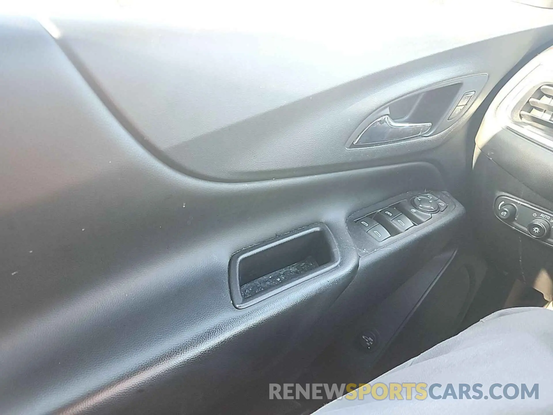 27 Photograph of a damaged car 2GNAXJEVXM6106910 CHEVROLET EQUINOX 2021