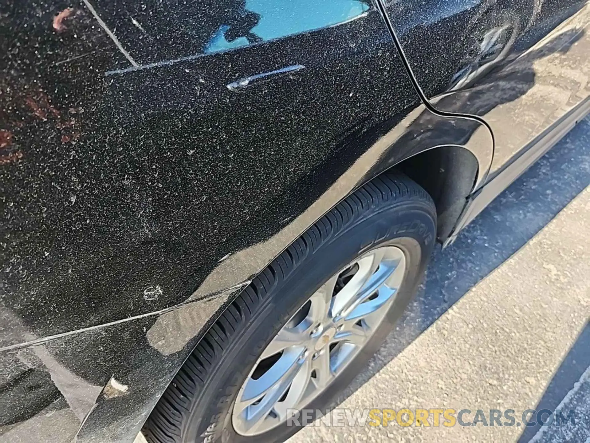 33 Photograph of a damaged car 2GNAXJEVXM6106910 CHEVROLET EQUINOX 2021