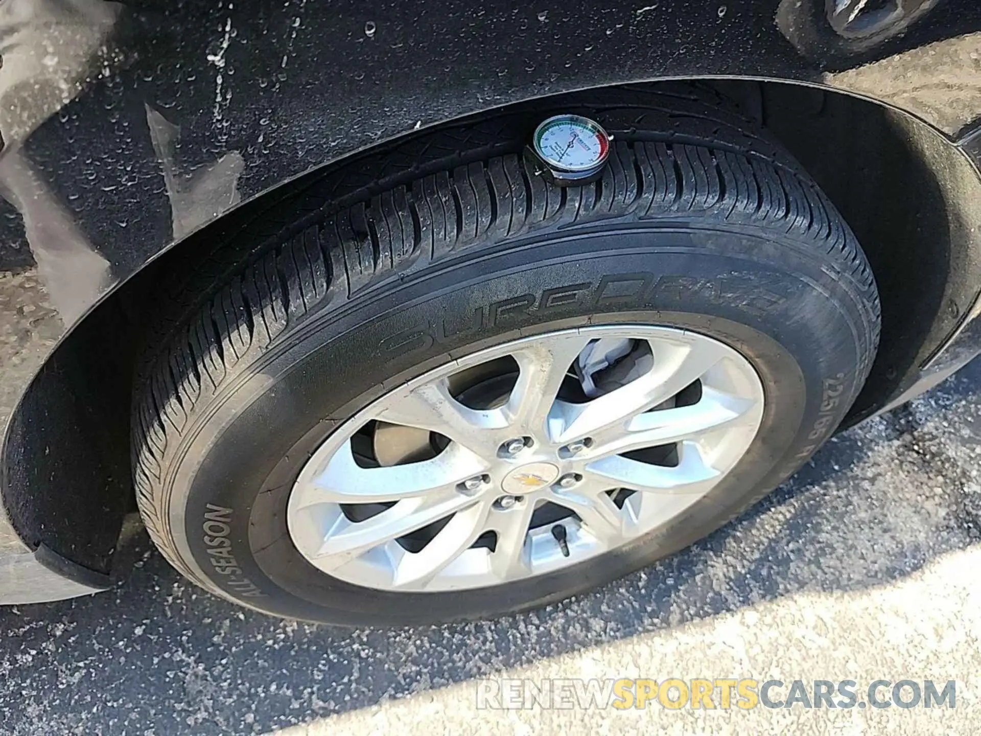 34 Photograph of a damaged car 2GNAXJEVXM6106910 CHEVROLET EQUINOX 2021
