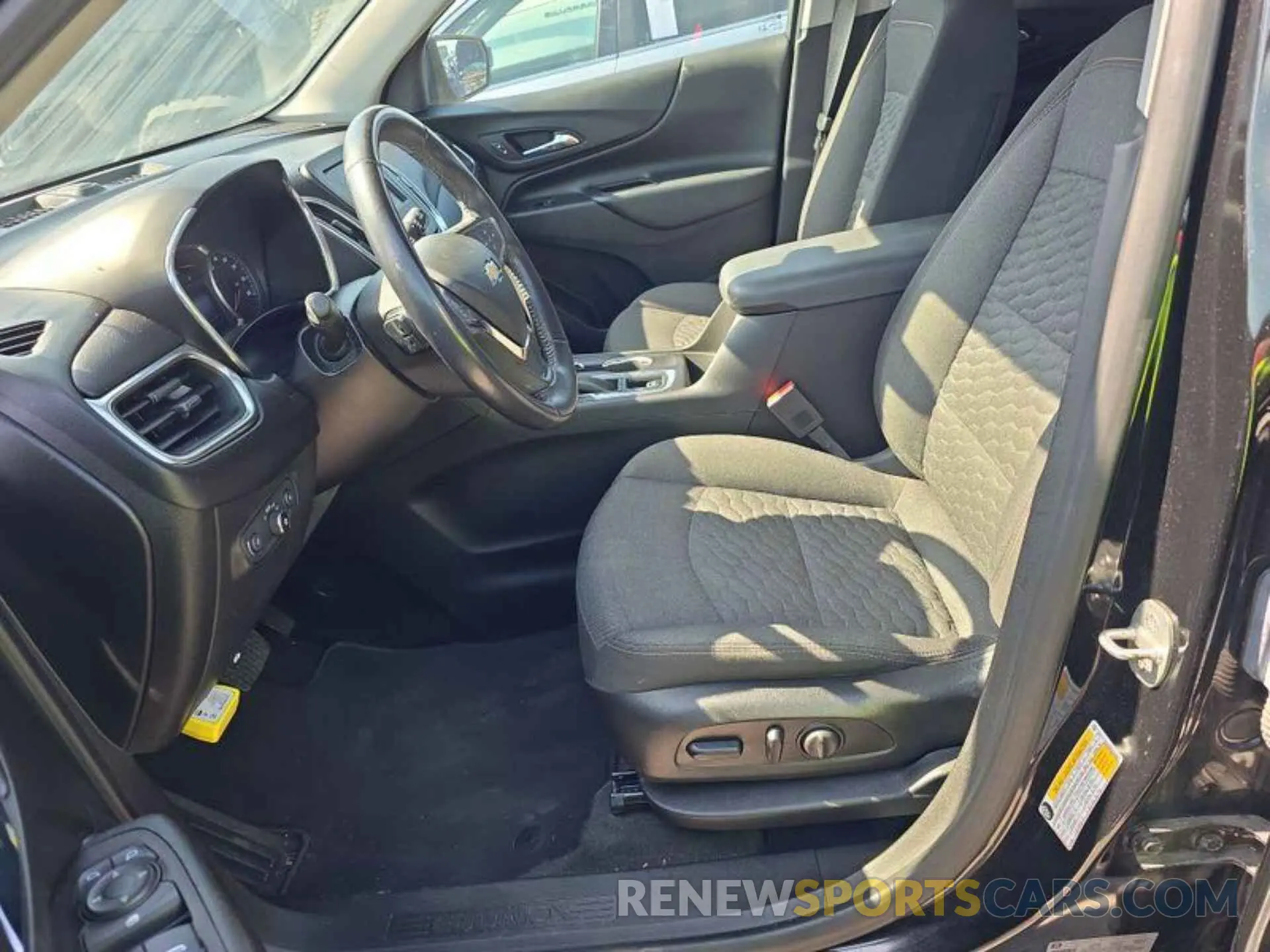 19 Photograph of a damaged car 2GNAXJEVXM6123867 CHEVROLET EQUINOX 2021