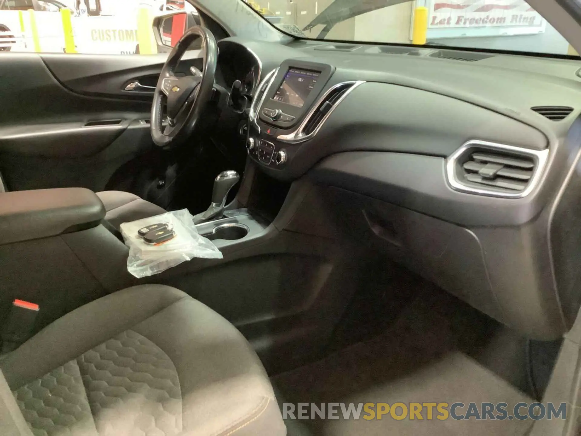 18 Photograph of a damaged car 2GNAXJEVXM6124923 CHEVROLET EQUINOX 2021
