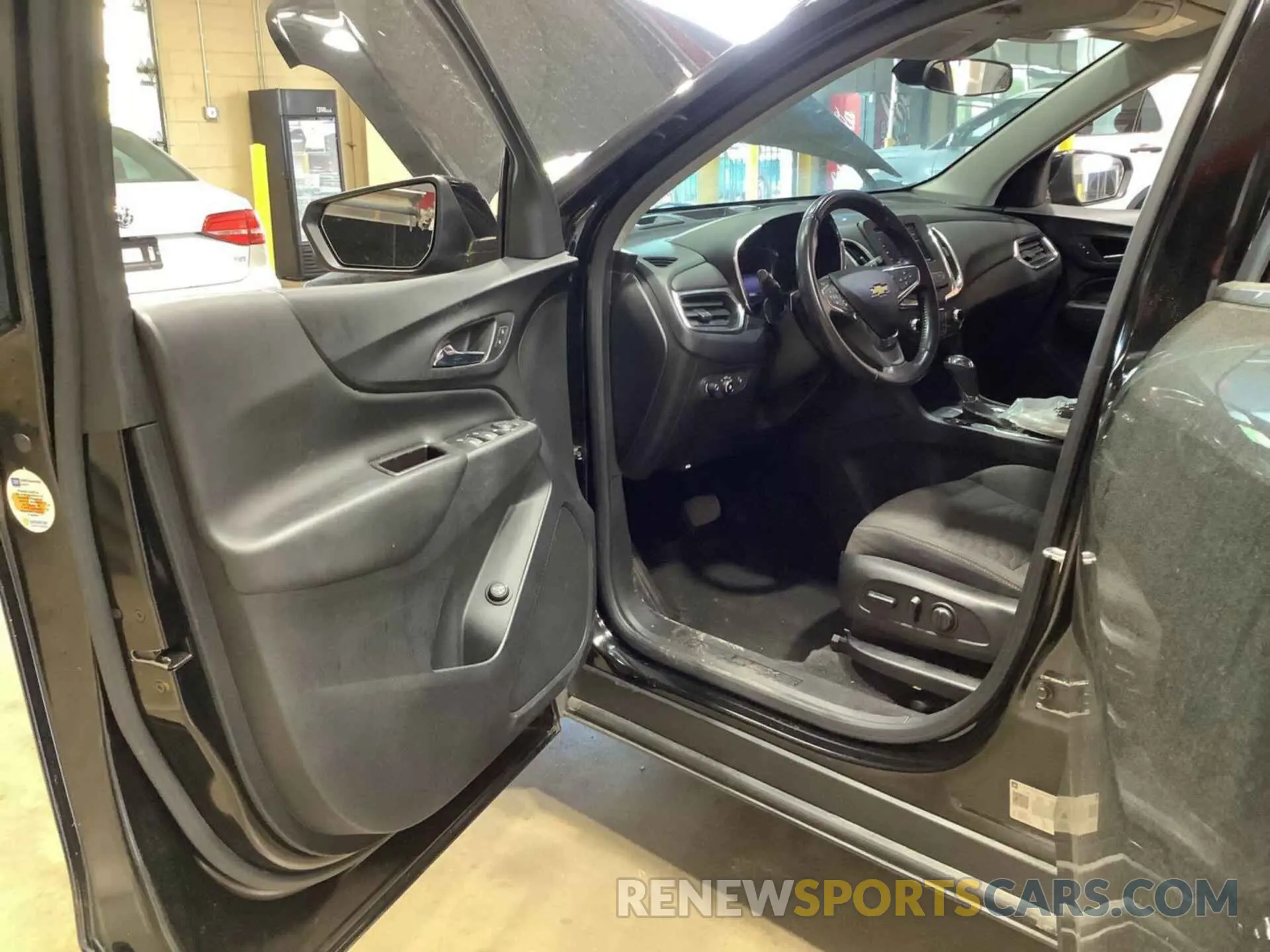 26 Photograph of a damaged car 2GNAXJEVXM6124923 CHEVROLET EQUINOX 2021