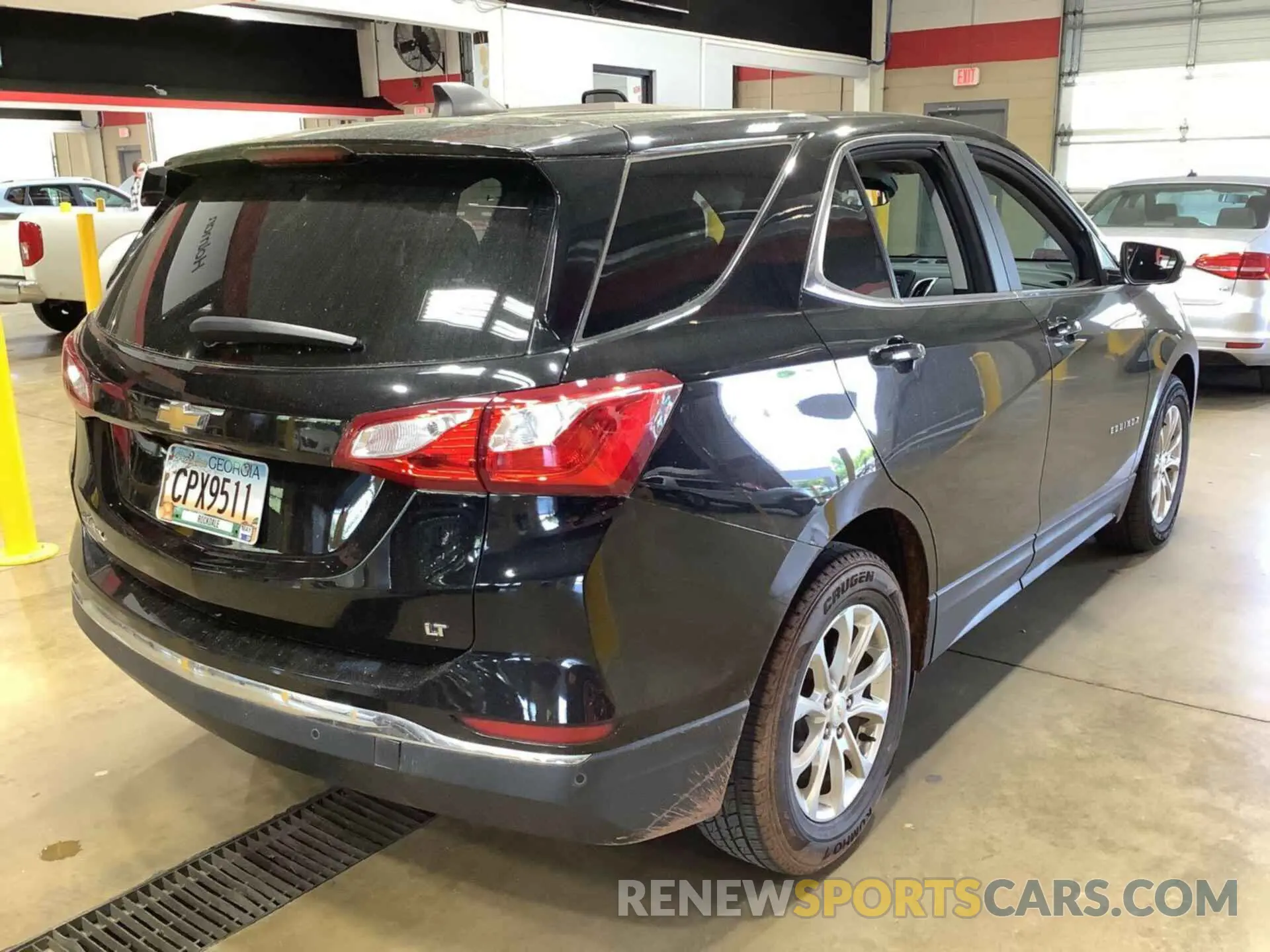 32 Photograph of a damaged car 2GNAXJEVXM6124923 CHEVROLET EQUINOX 2021