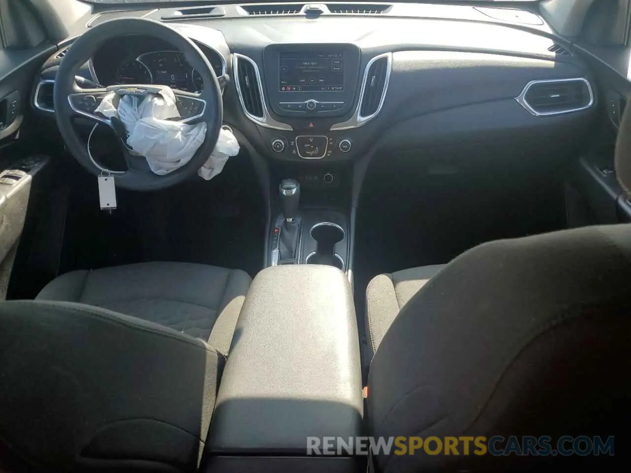 8 Photograph of a damaged car 2GNAXKEV1M6101312 CHEVROLET EQUINOX 2021