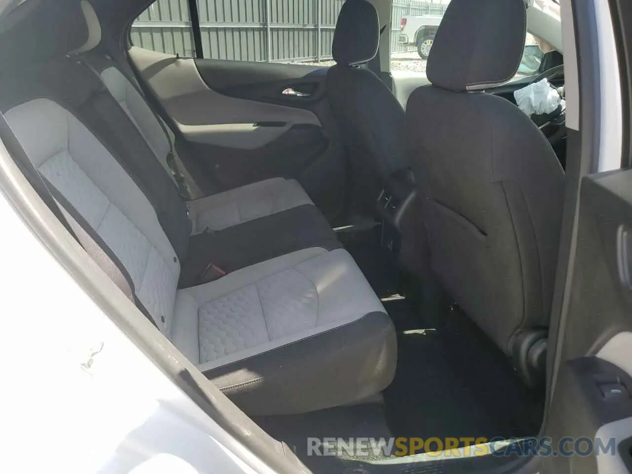 11 Photograph of a damaged car 2GNAXKEV1M6108390 CHEVROLET EQUINOX 2021