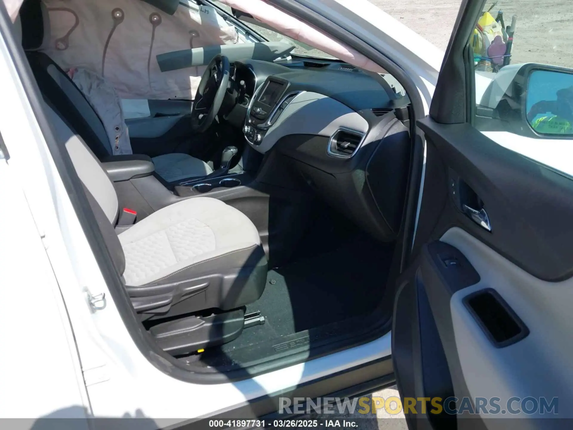 5 Photograph of a damaged car 2GNAXKEV1M6112164 CHEVROLET EQUINOX 2021