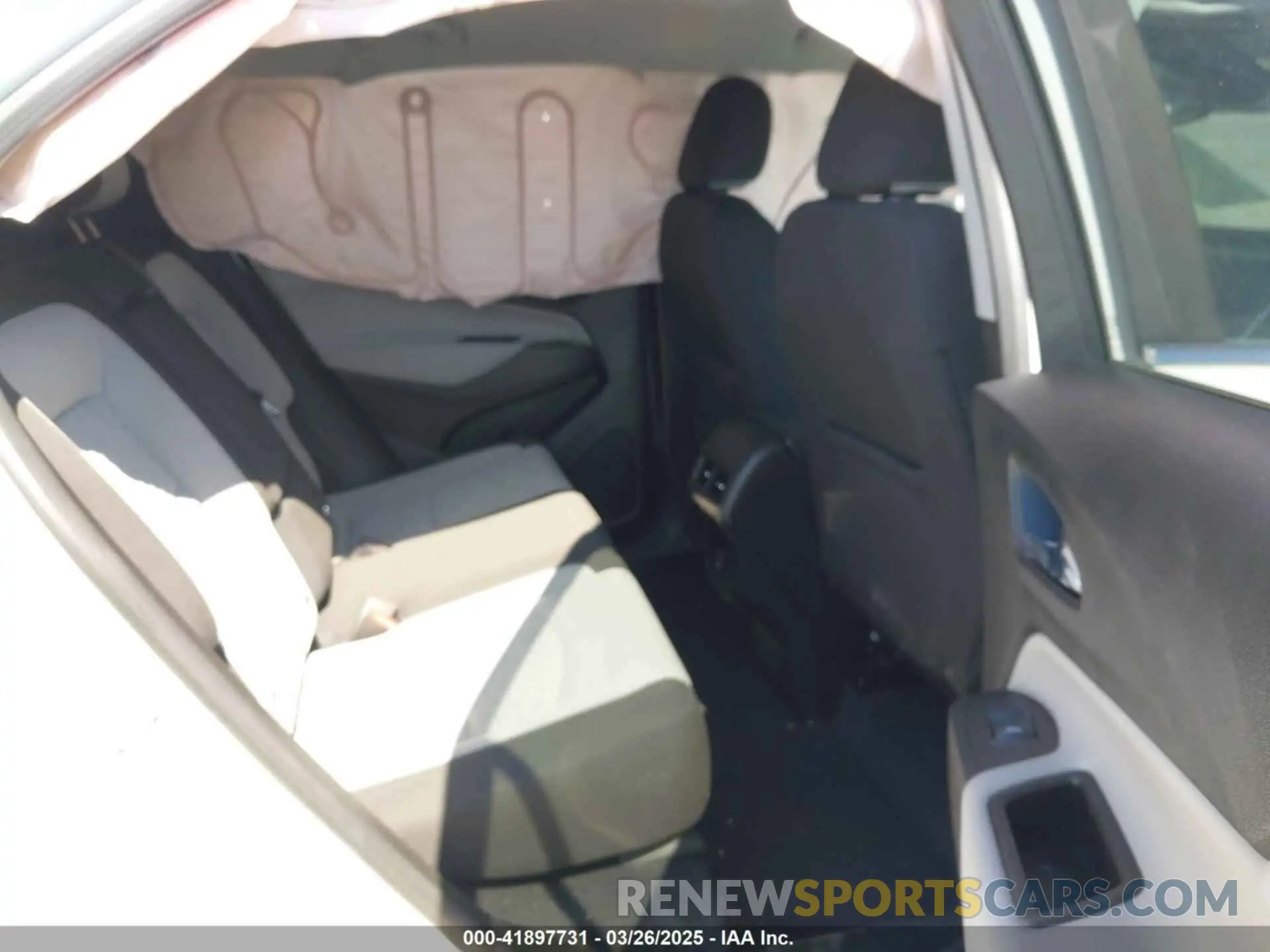 8 Photograph of a damaged car 2GNAXKEV1M6112164 CHEVROLET EQUINOX 2021