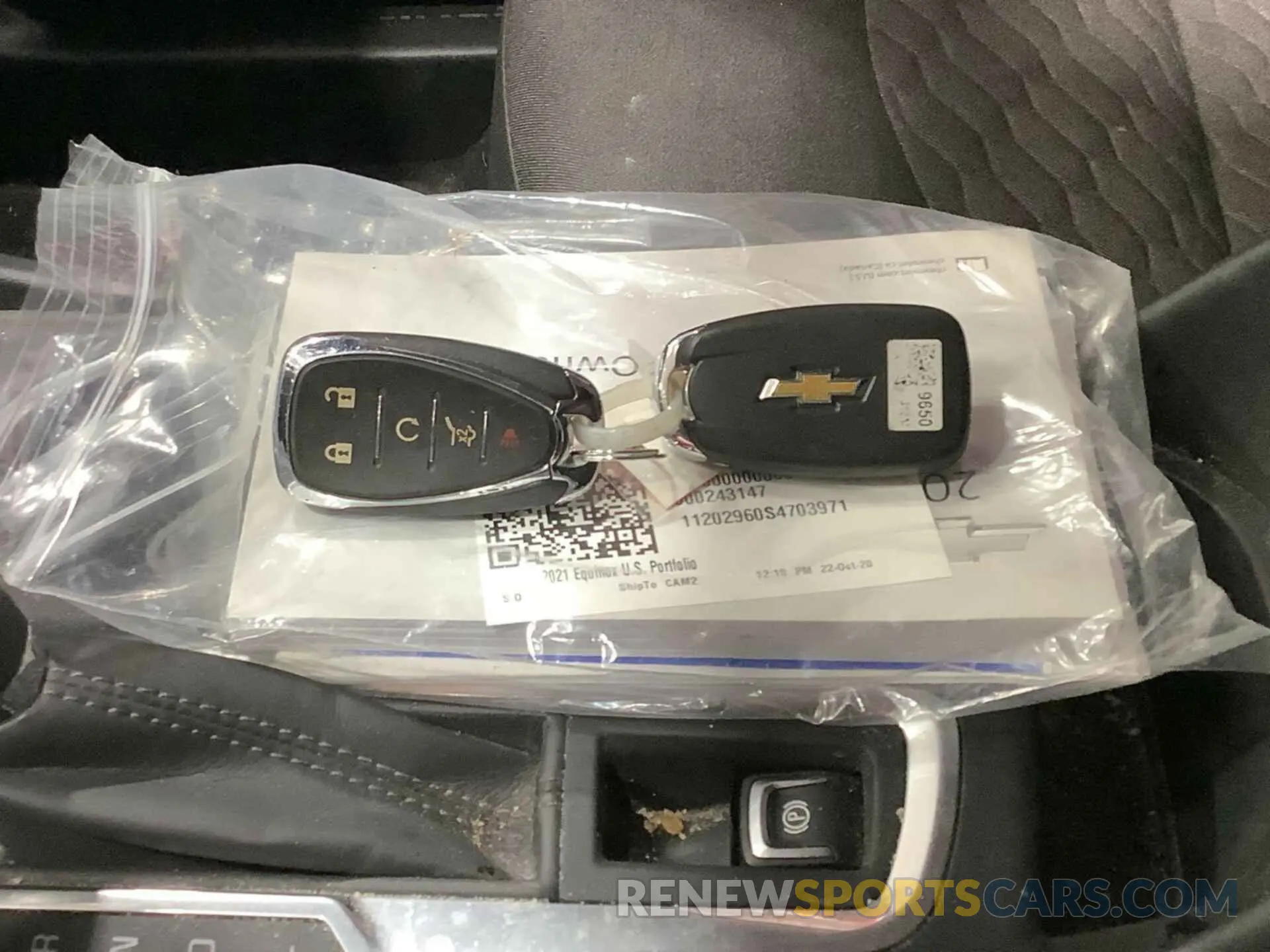 24 Photograph of a damaged car 2GNAXKEV1M6123908 CHEVROLET EQUINOX 2021